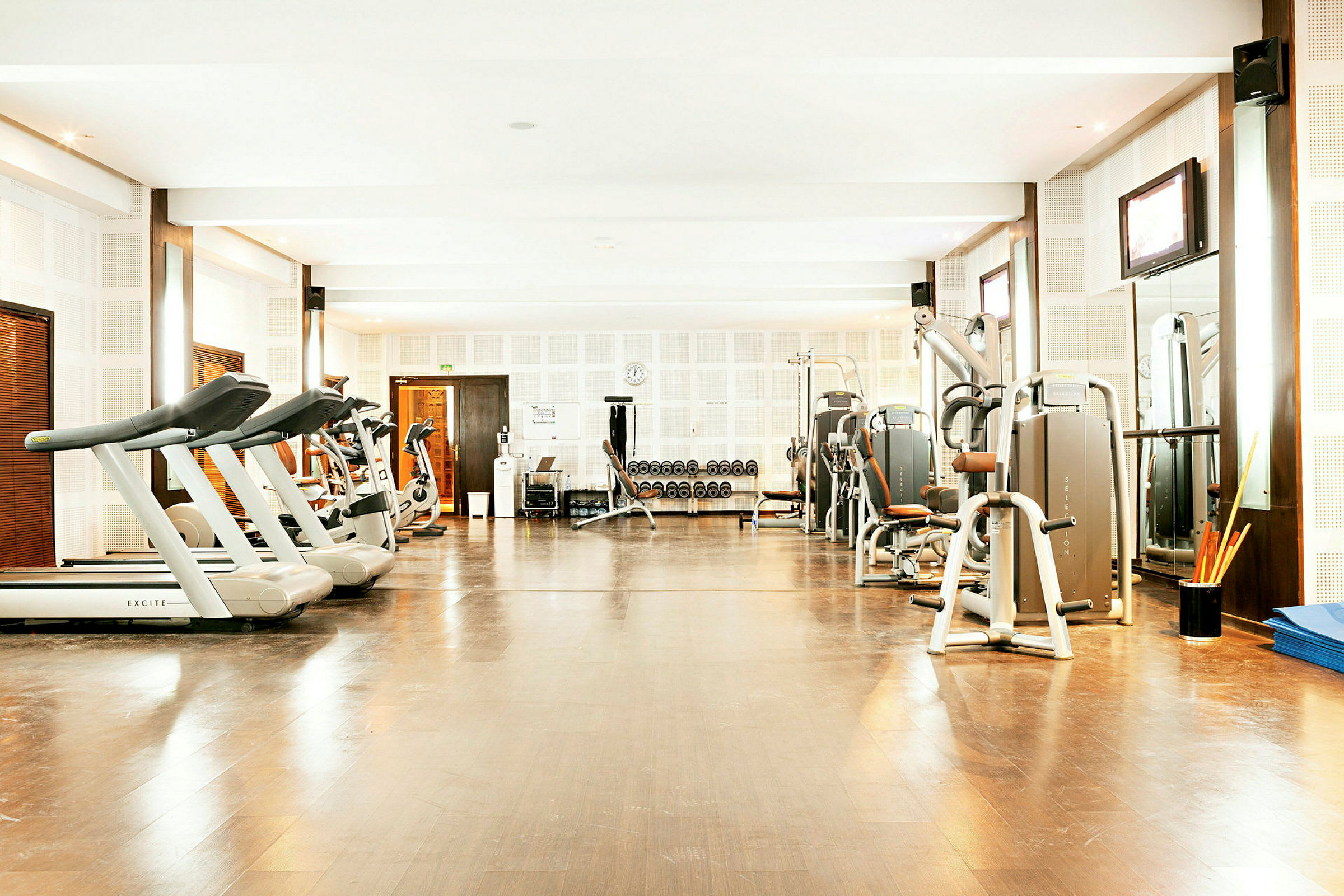 Ett gym med träningsmaskiner och löpband. (AI-genererad text)
