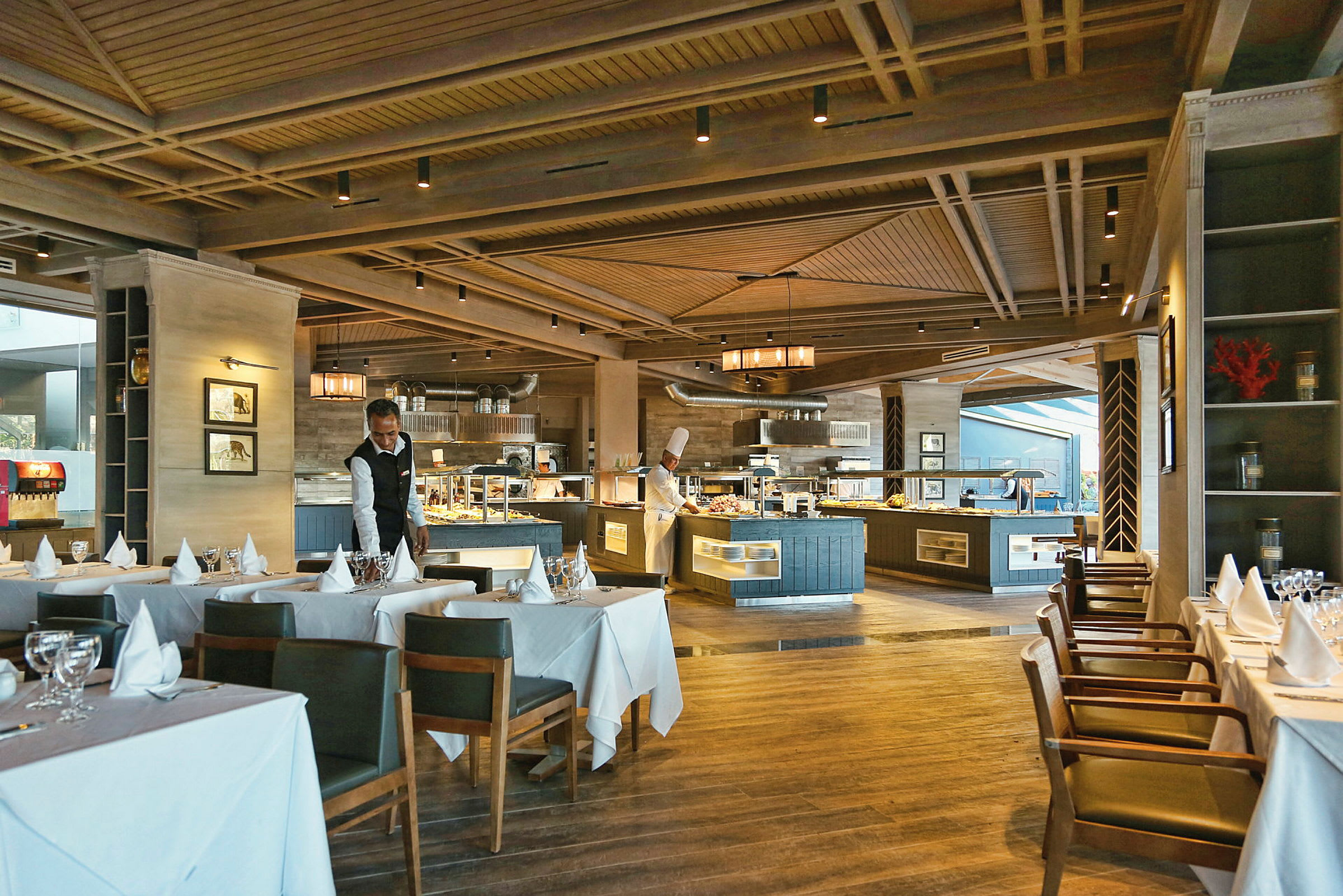 En restaurang interiör med dukade bord och en serveringsdisk. (AI-genererad text)