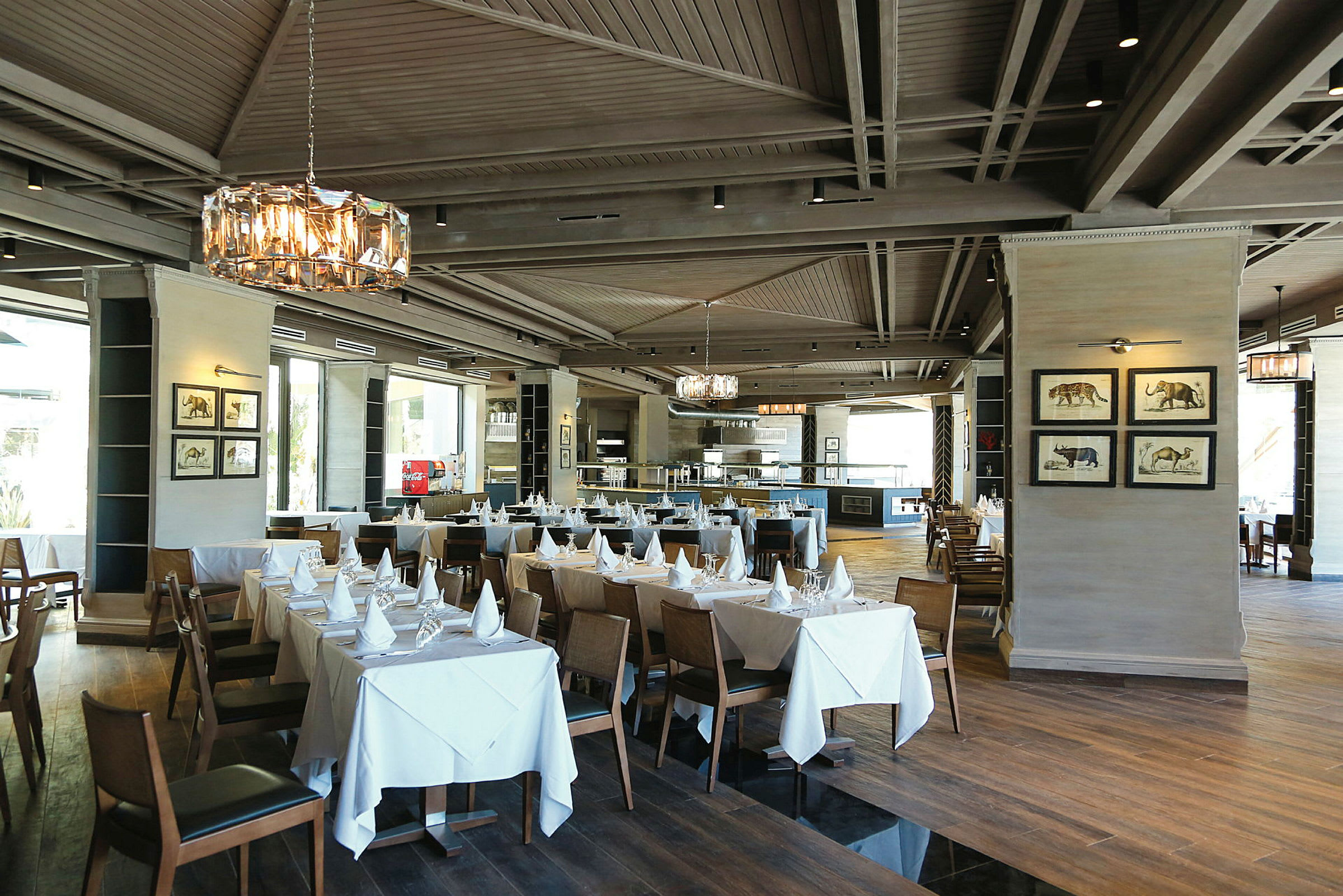 Restaurang med dukade bord och eleganta takkronor. (AI-genererad text)