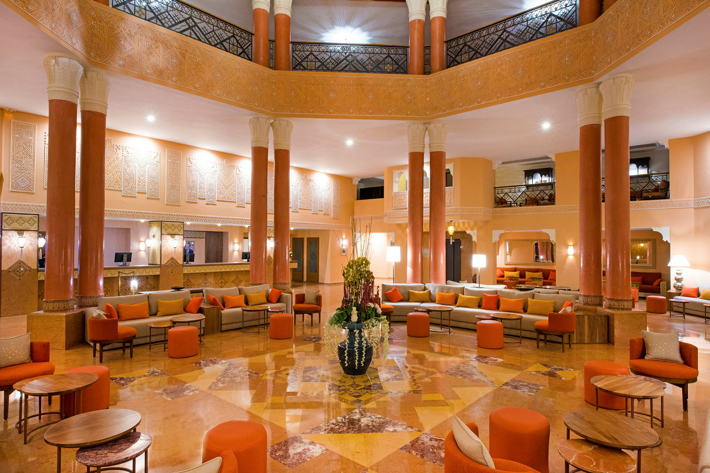 Elegant hotellobby med sittmöbler och pelargång. (AI-genererad text)