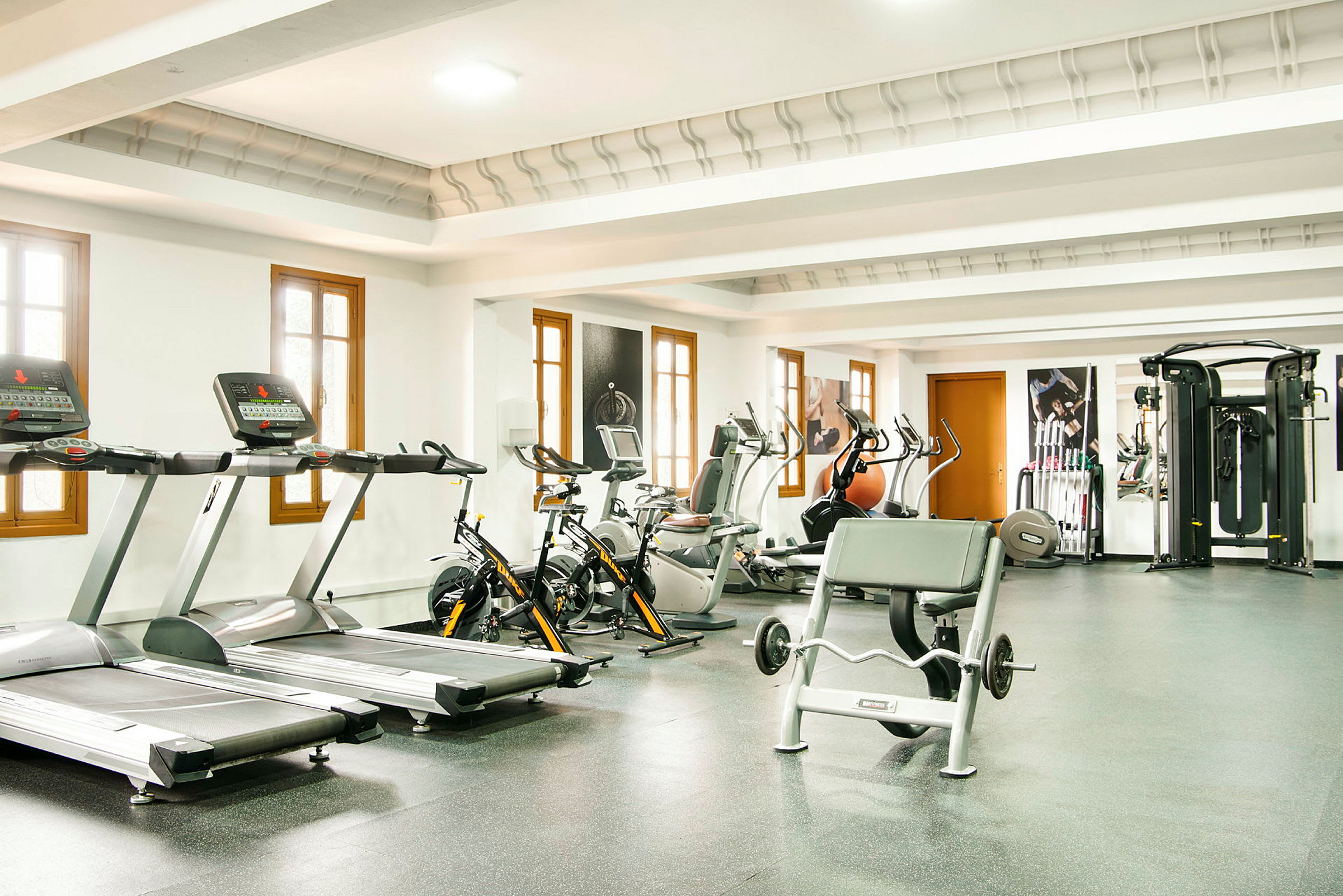 Ett fullt utrustat gym med flera träningsmaskiner. (AI-genererad text)