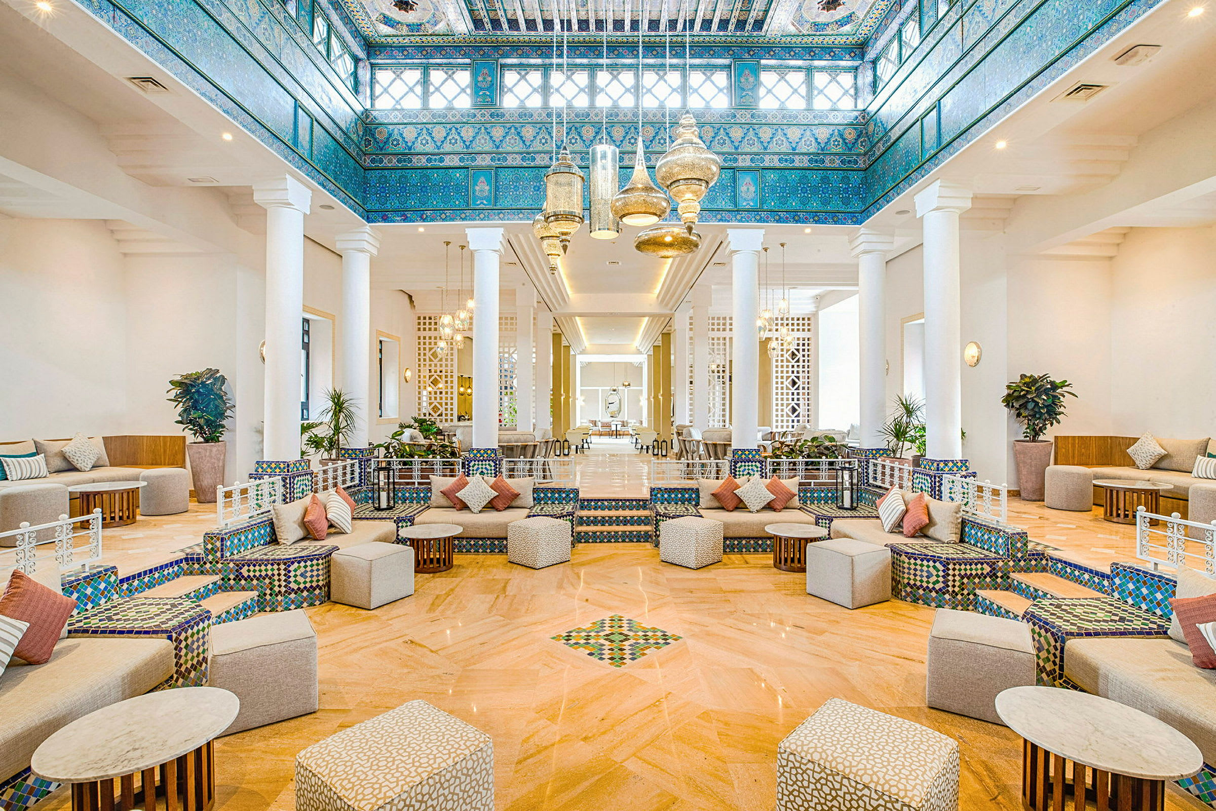 En rymlig hotell-lobby med modern inredning och färgstarka dekorativa detaljer. (AI-genererad text)