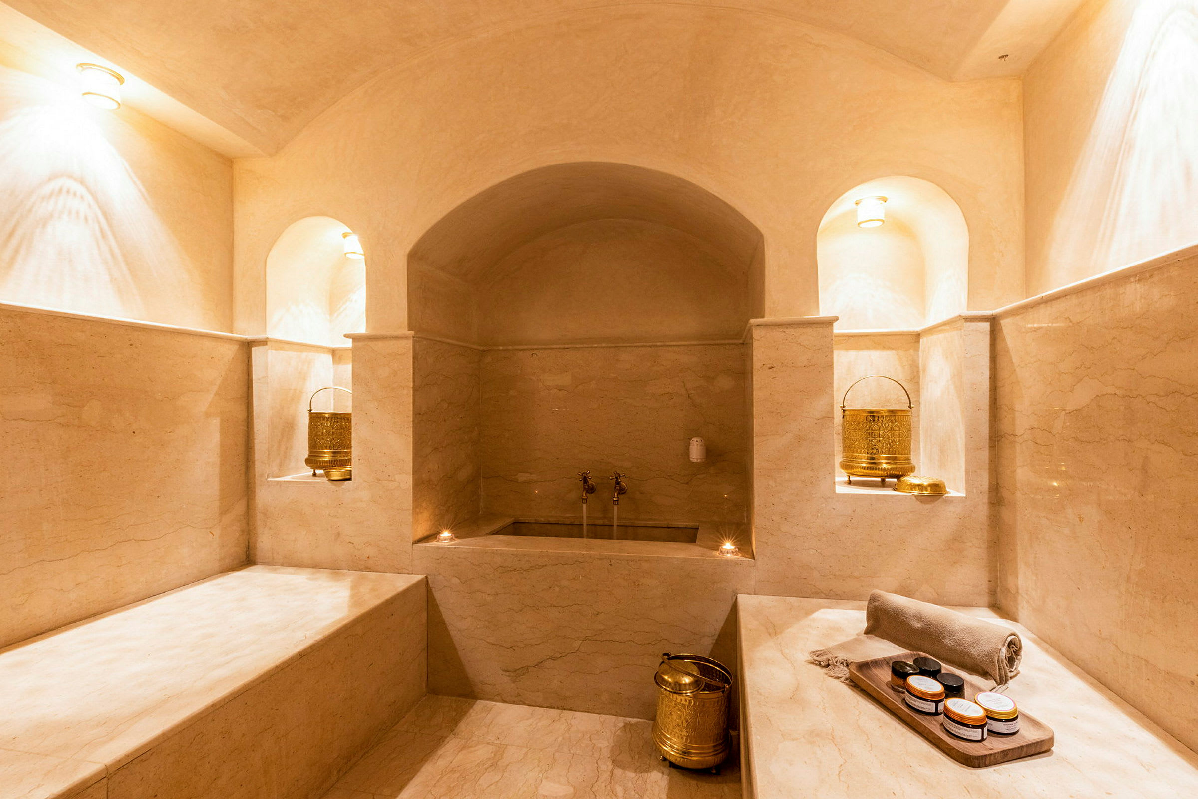 Bild av ett lyxigt hamam med marmorytor och traditionella detaljer. (AI-genererad text)