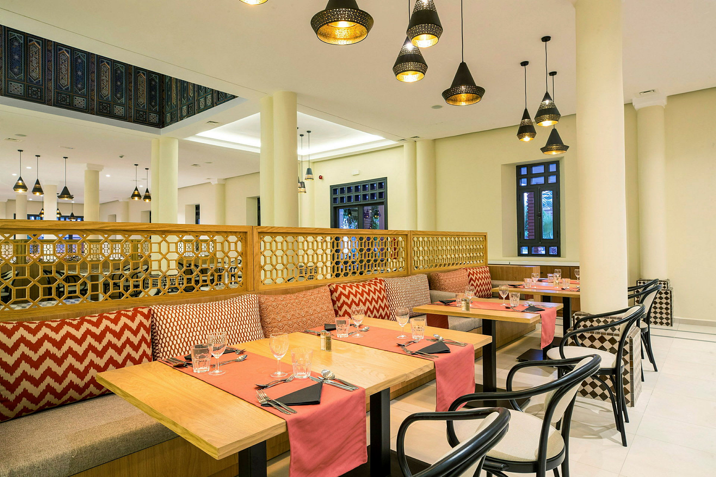 Restaurang med stilfullt inredda bord och bänkar. (AI-genererad text)