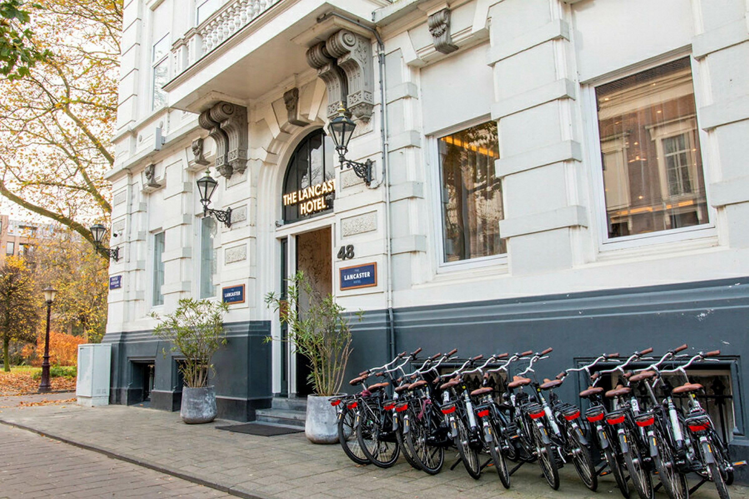 Entré till ett hotell med cyklar parkerade längs husets fasad. (AI-genererad text)