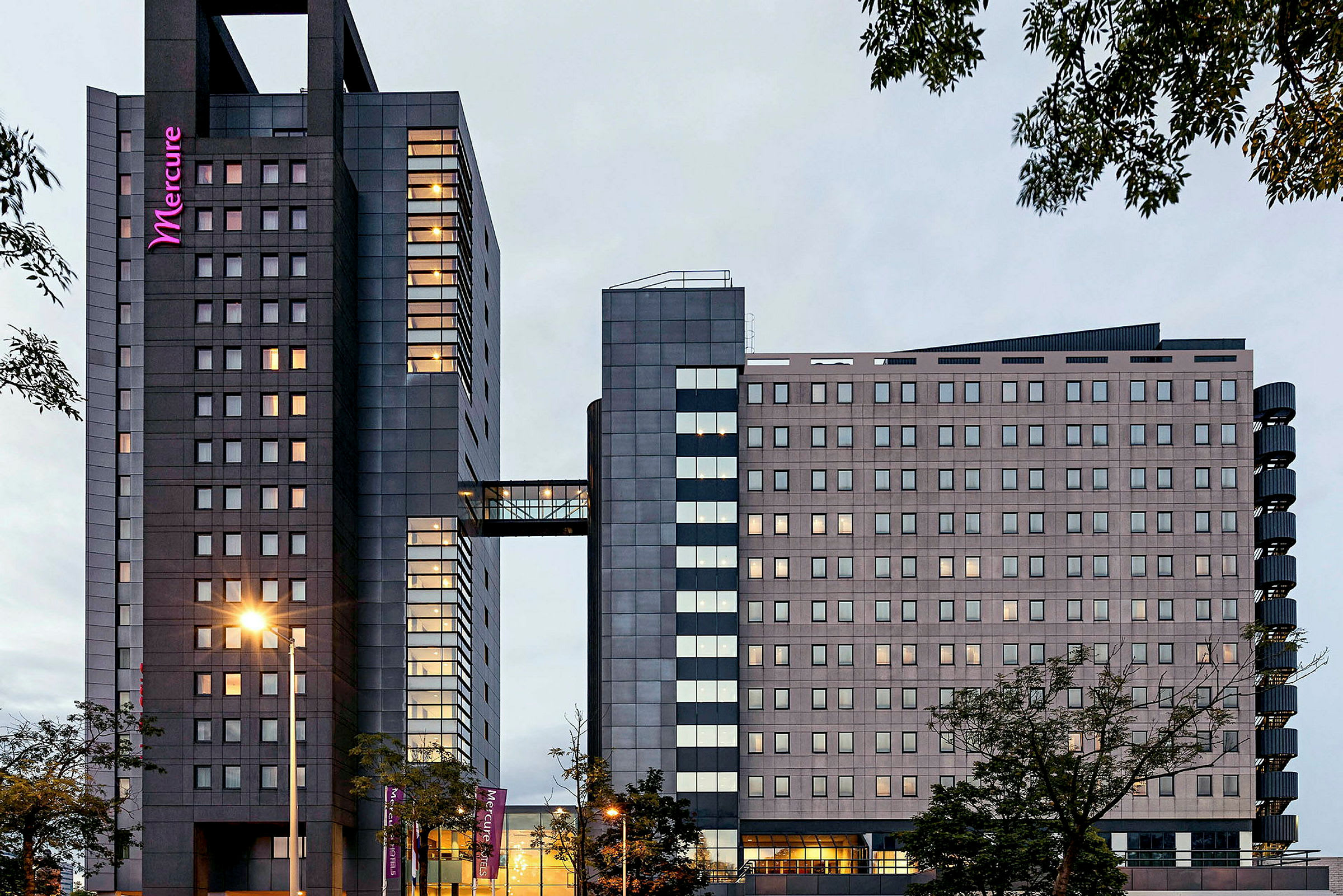 En modern hotellbyggnad med fasad av glas och höghusstruktur. (AI-genererad text)