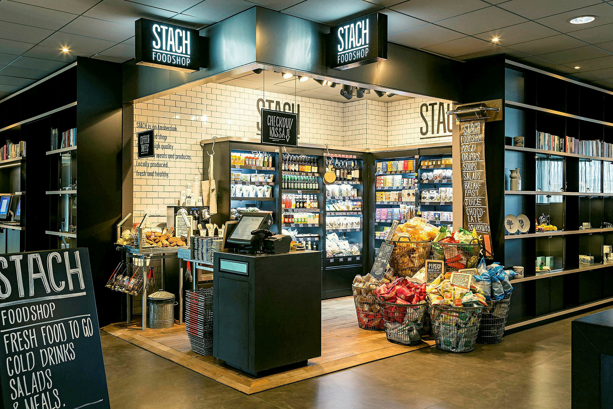 Interiör av en butik med diverse matvaror och produkter på hyllor och i korgar. (AI-genererad text)