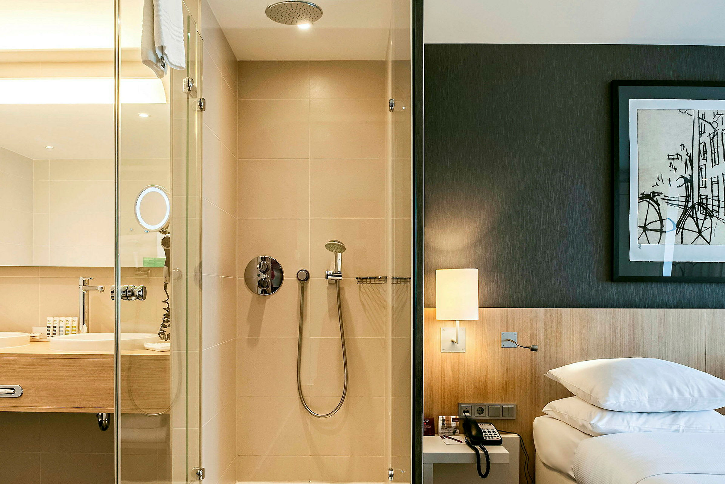 Hotellrum med dusch och sovrum. (AI-genererad text)