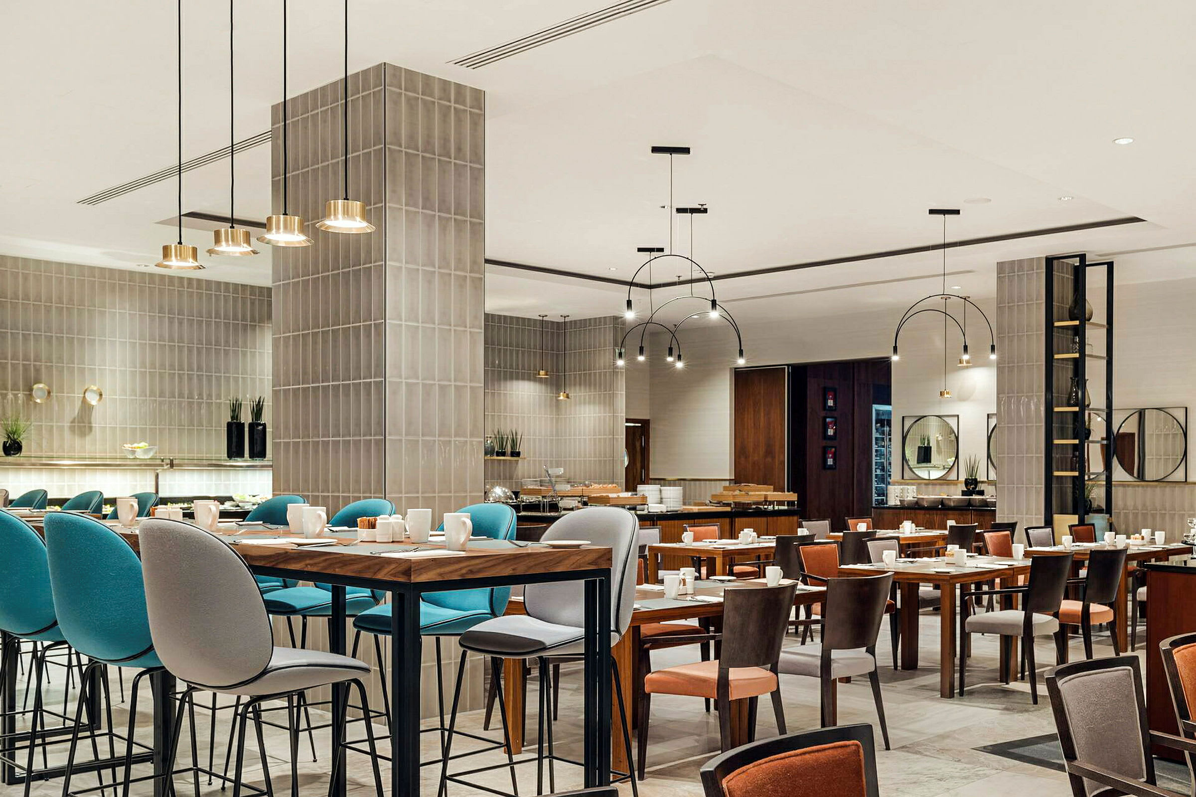 Restauranginteriör med bord och stolar, modern inredning och upphängda taklampor. (AI-genererad text)