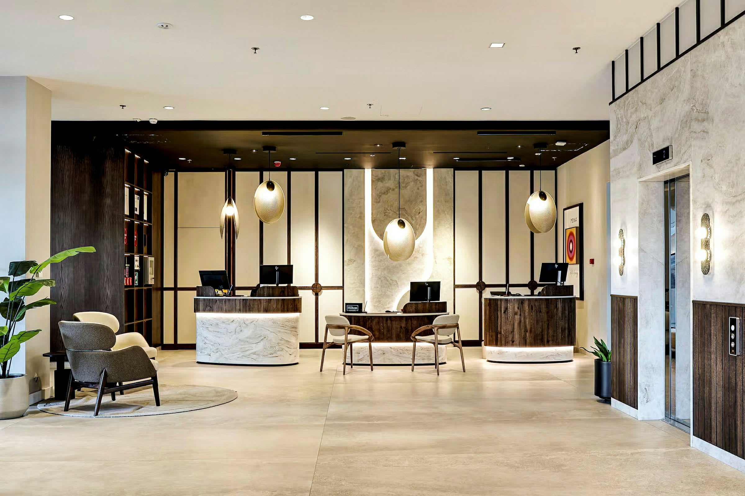 Reception i en modern hotellobby. (AI-genererad text)