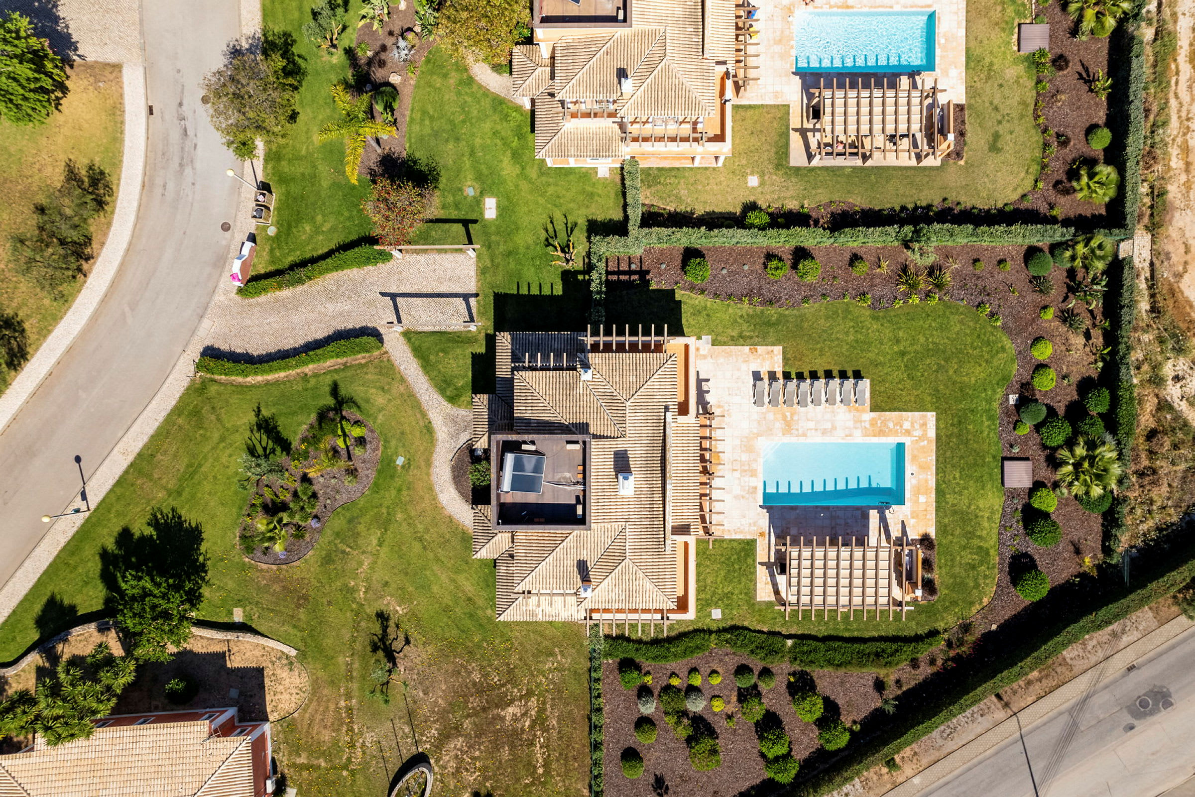 Flygfoto av hus med pool och trädgård. (AI-genererad text)