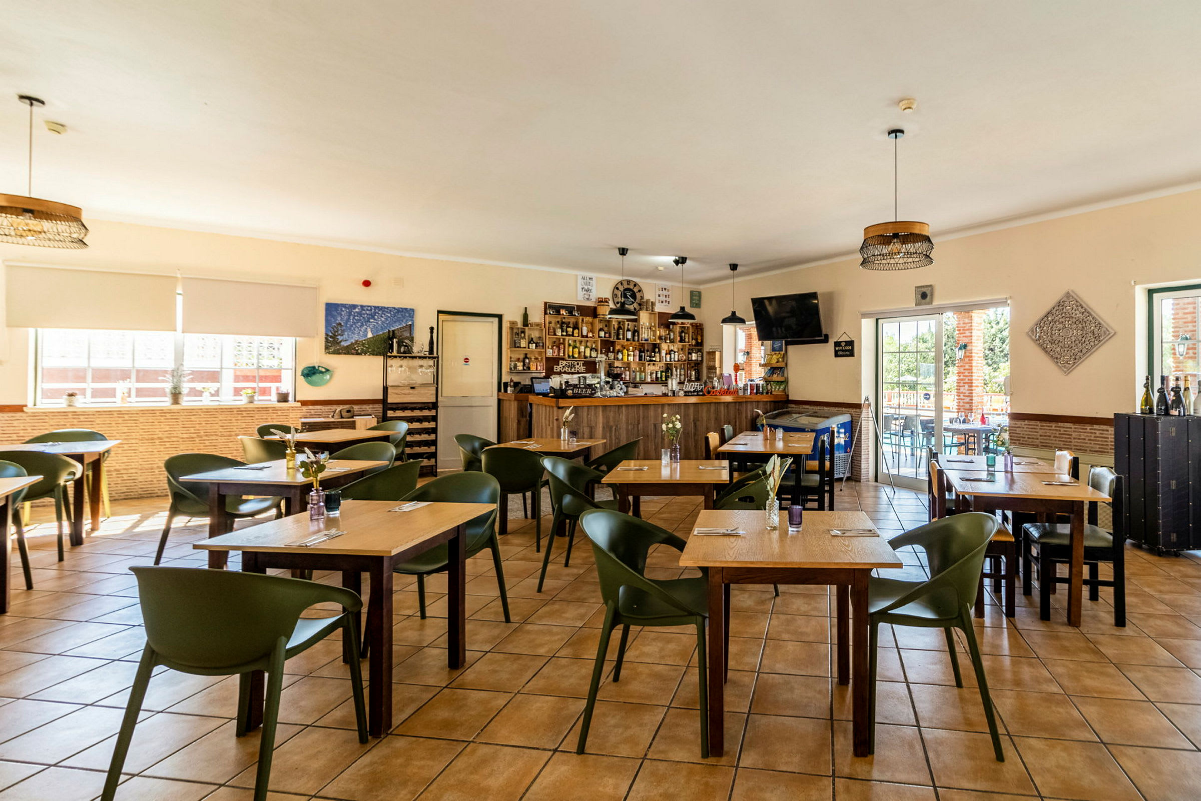 Interiör av en restaurang med bord och stolar. (AI-genererad text)