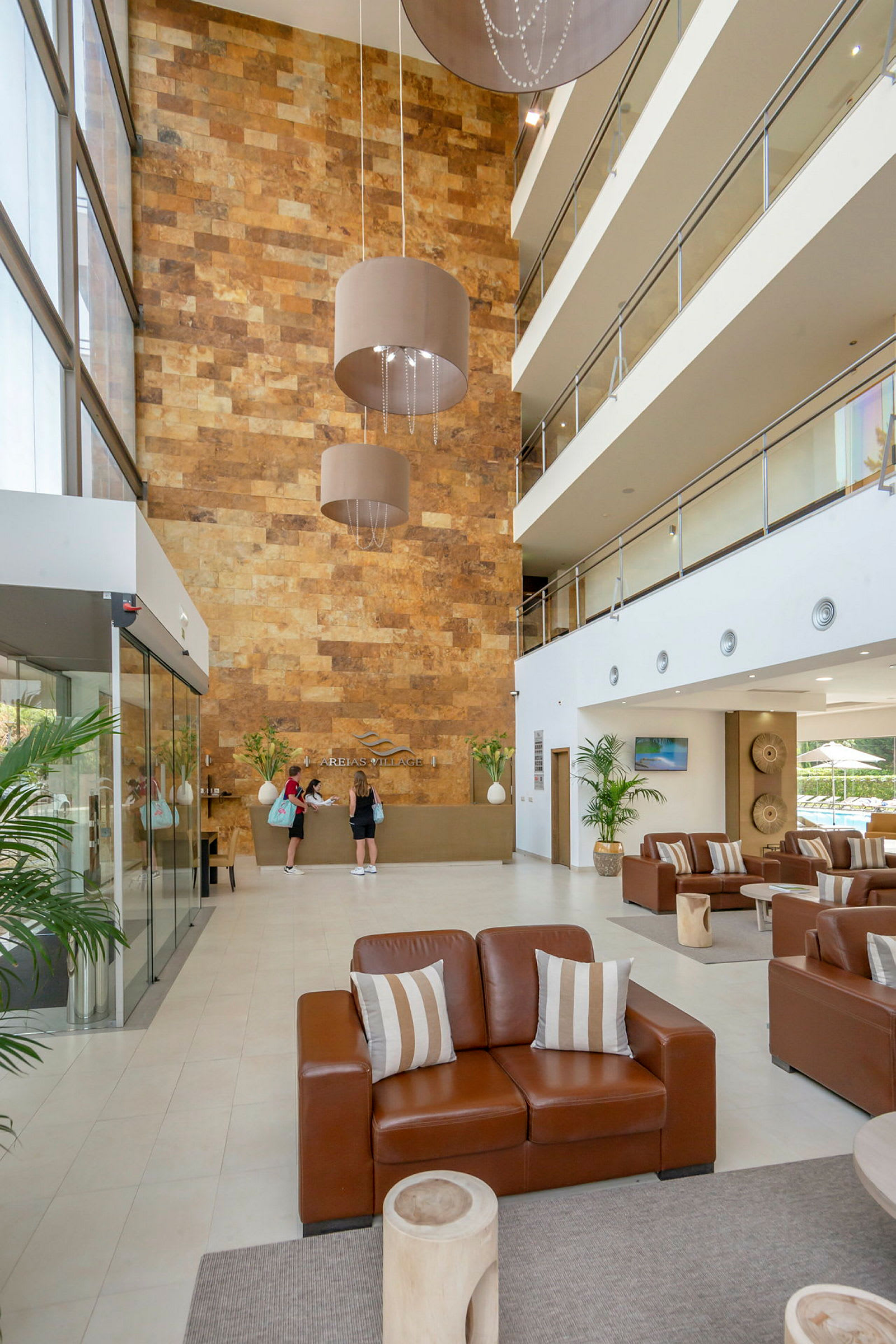 Ljus hotellobby med sittplats och receptionsdisk. (AI-genererad text)