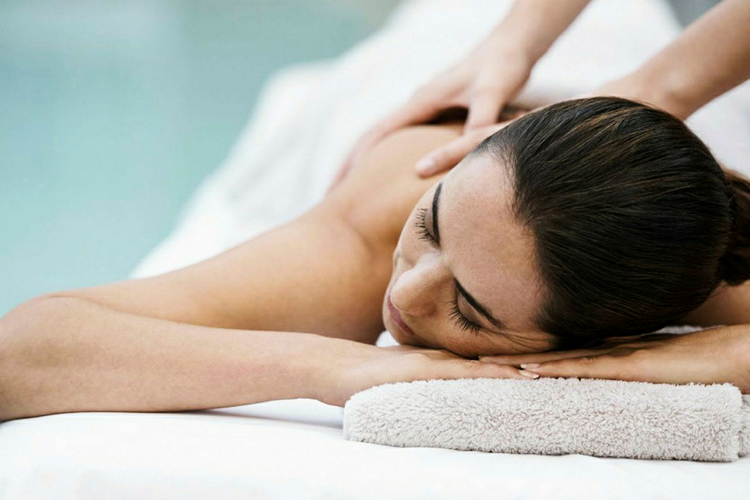 En person får en ryggmassage på en massagebänk. (AI-genererad text)