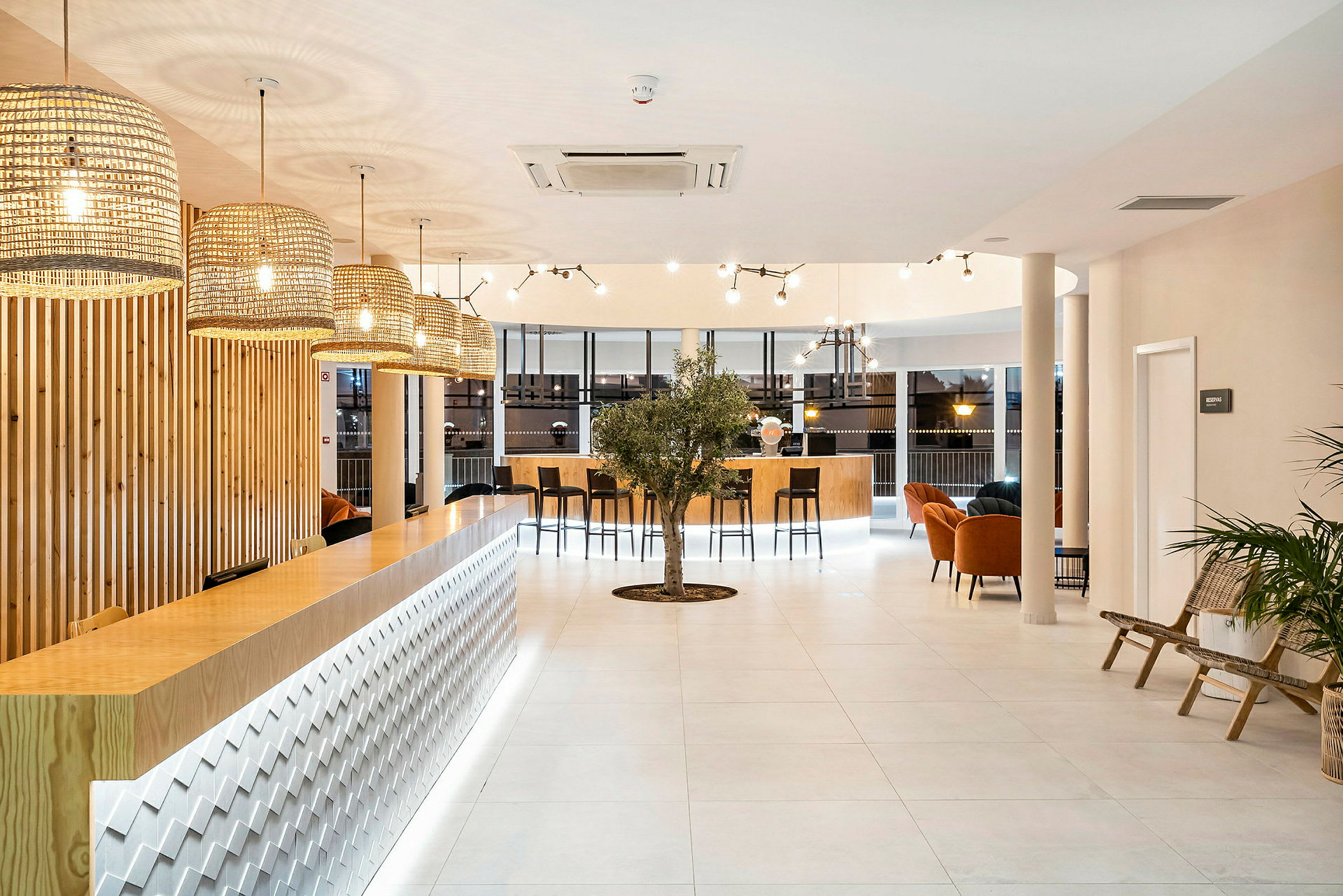Reception med träpaneler och moderna möbler. (AI-genererad text)