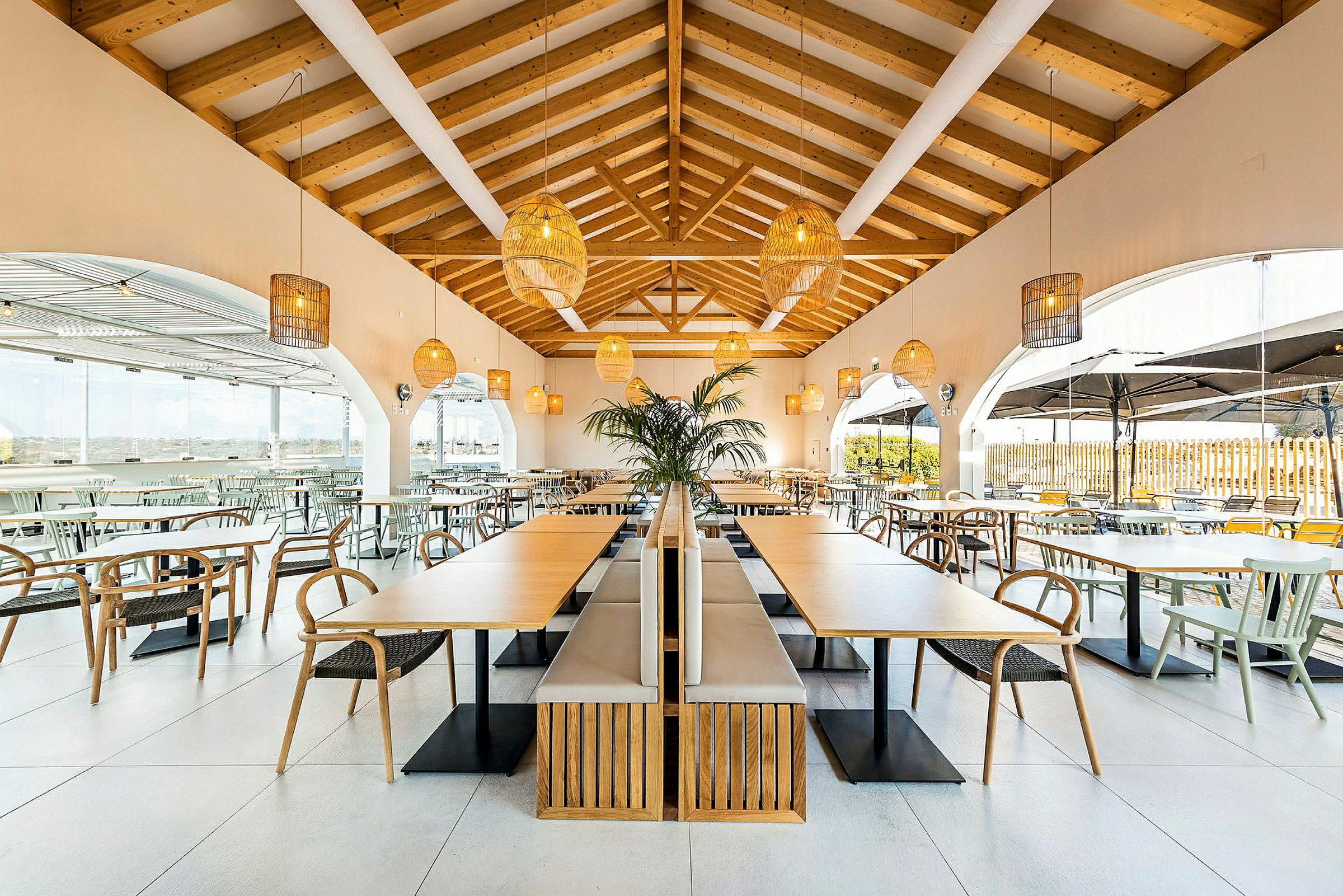 Restaurang med högt tak och bord i trä. (AI-genererad text)
