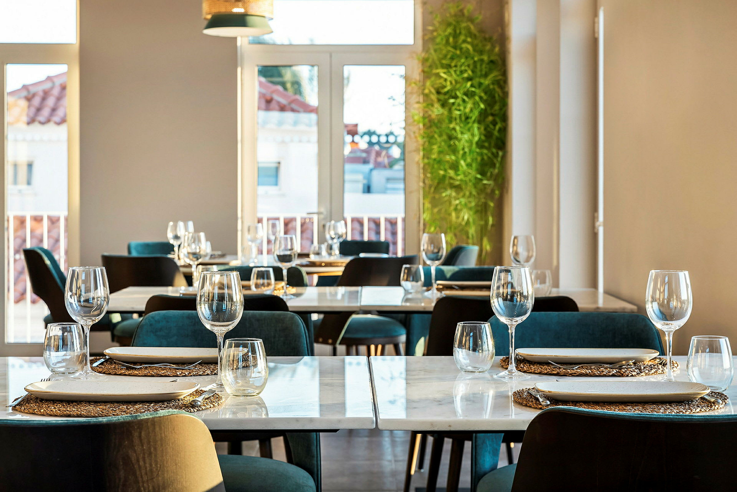 Restaurang med dukade bord och glas. (AI-genererad text)