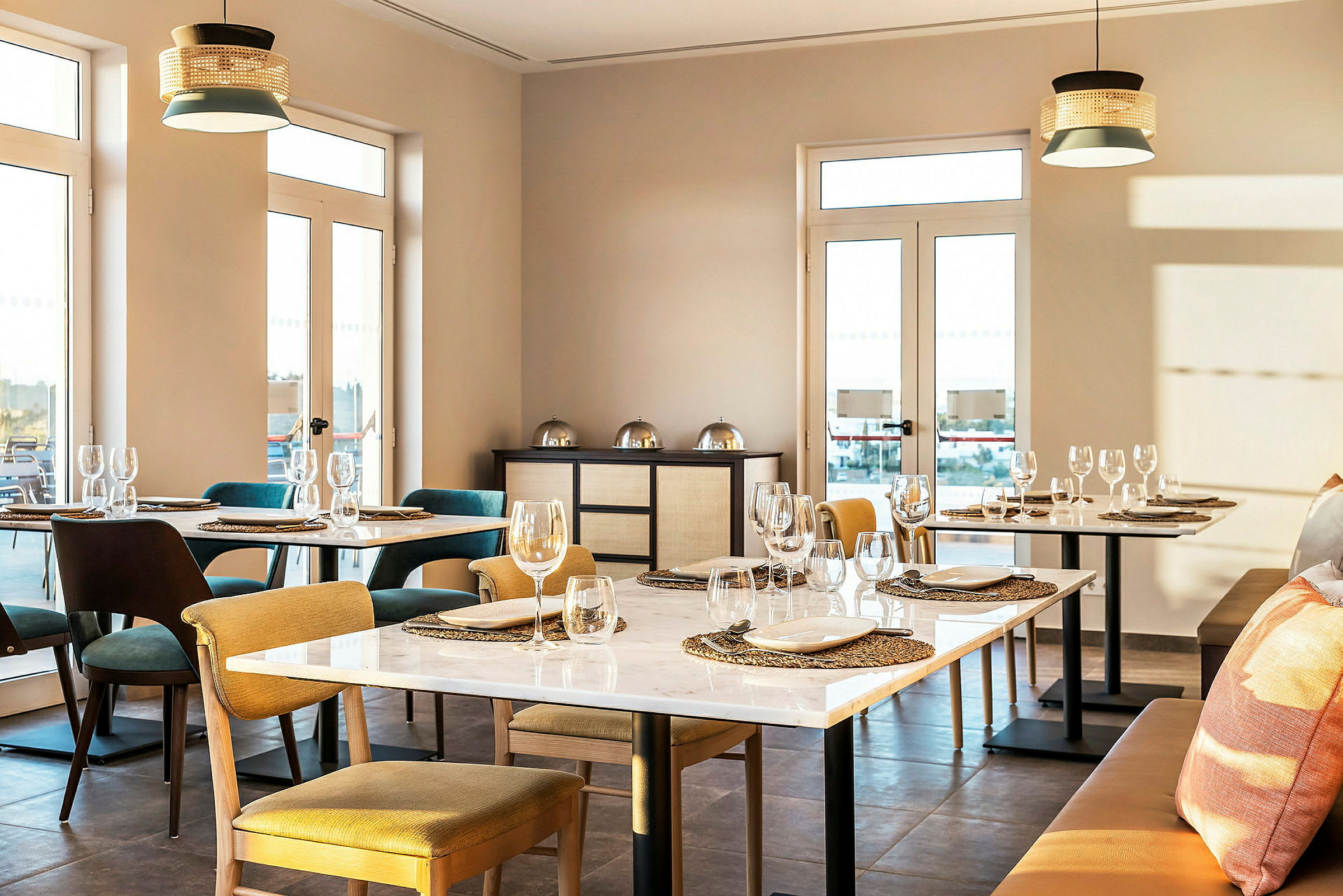 Restaurang med dukade bord och eleganta stolar. (AI-genererad text)