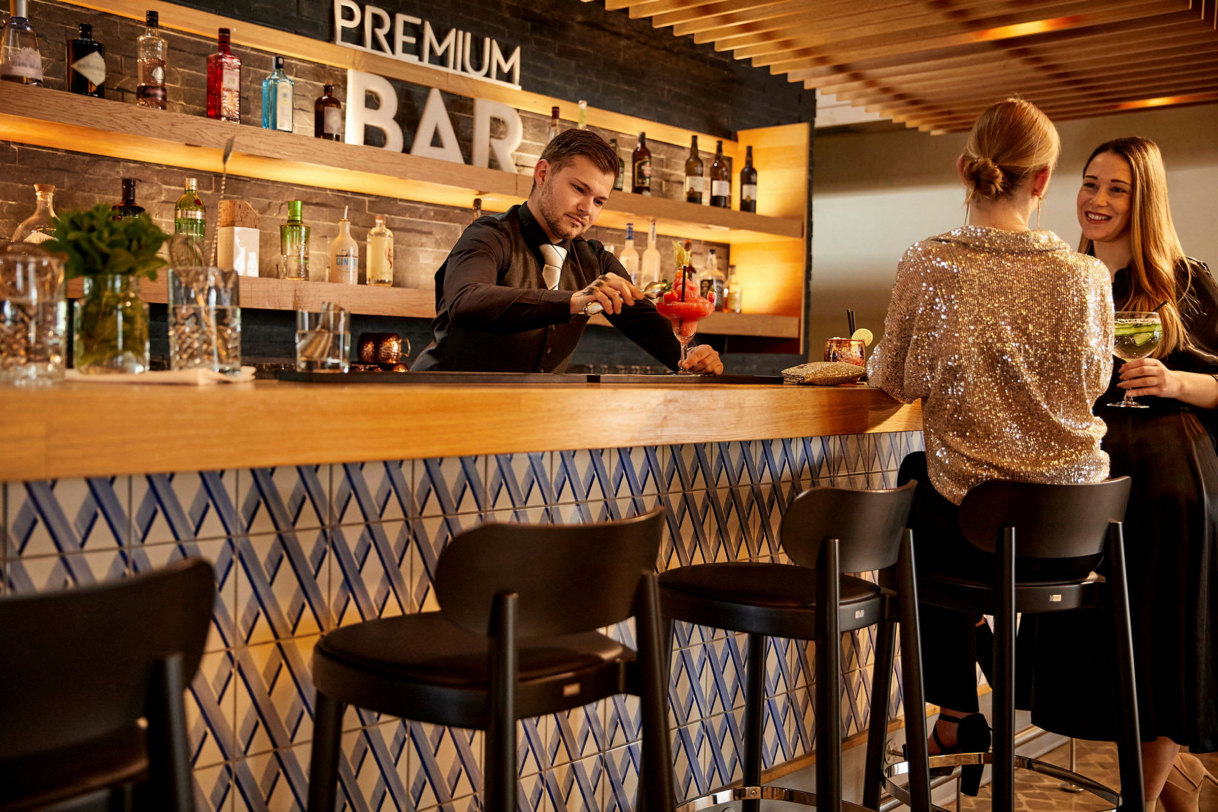 Interiör av en bar med modern design och färgglada drinkar. (AI-genererad text)