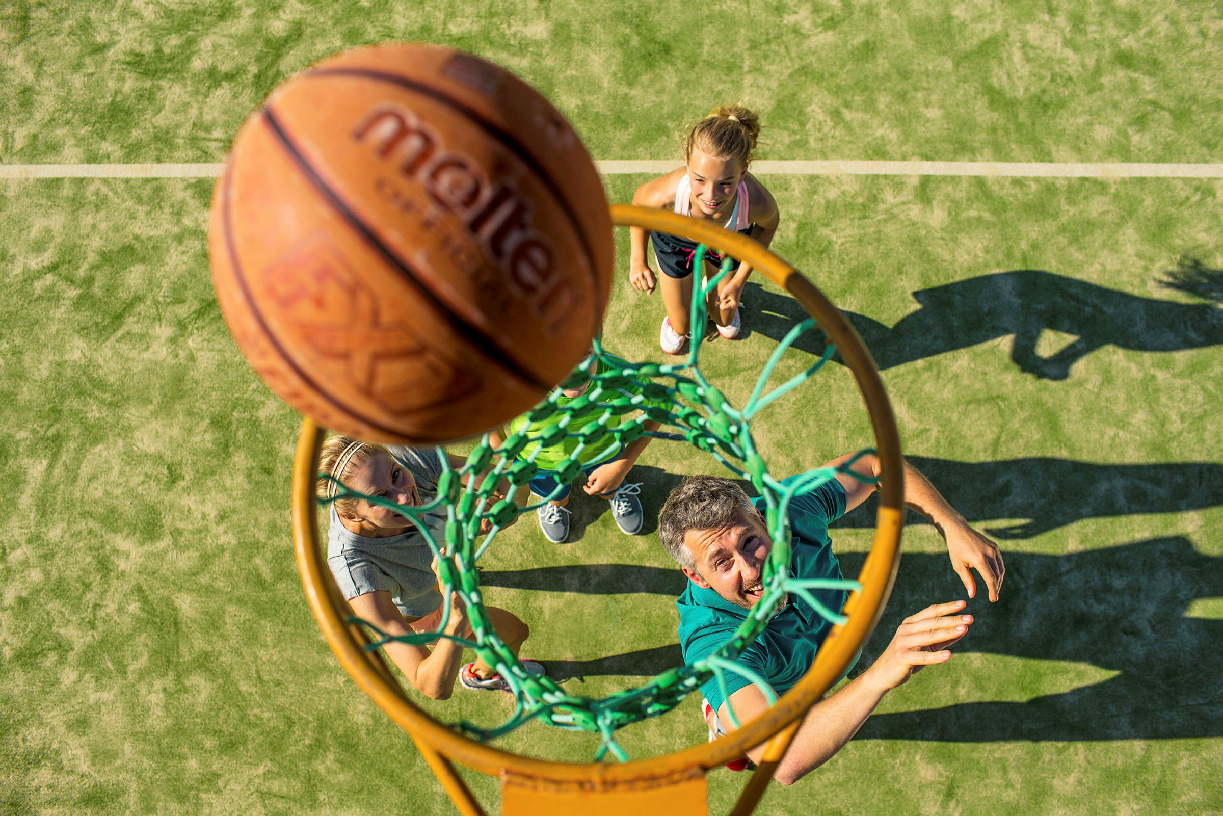 En basketboll och ett basketmål syns ovanifrån. (AI-genererad text)