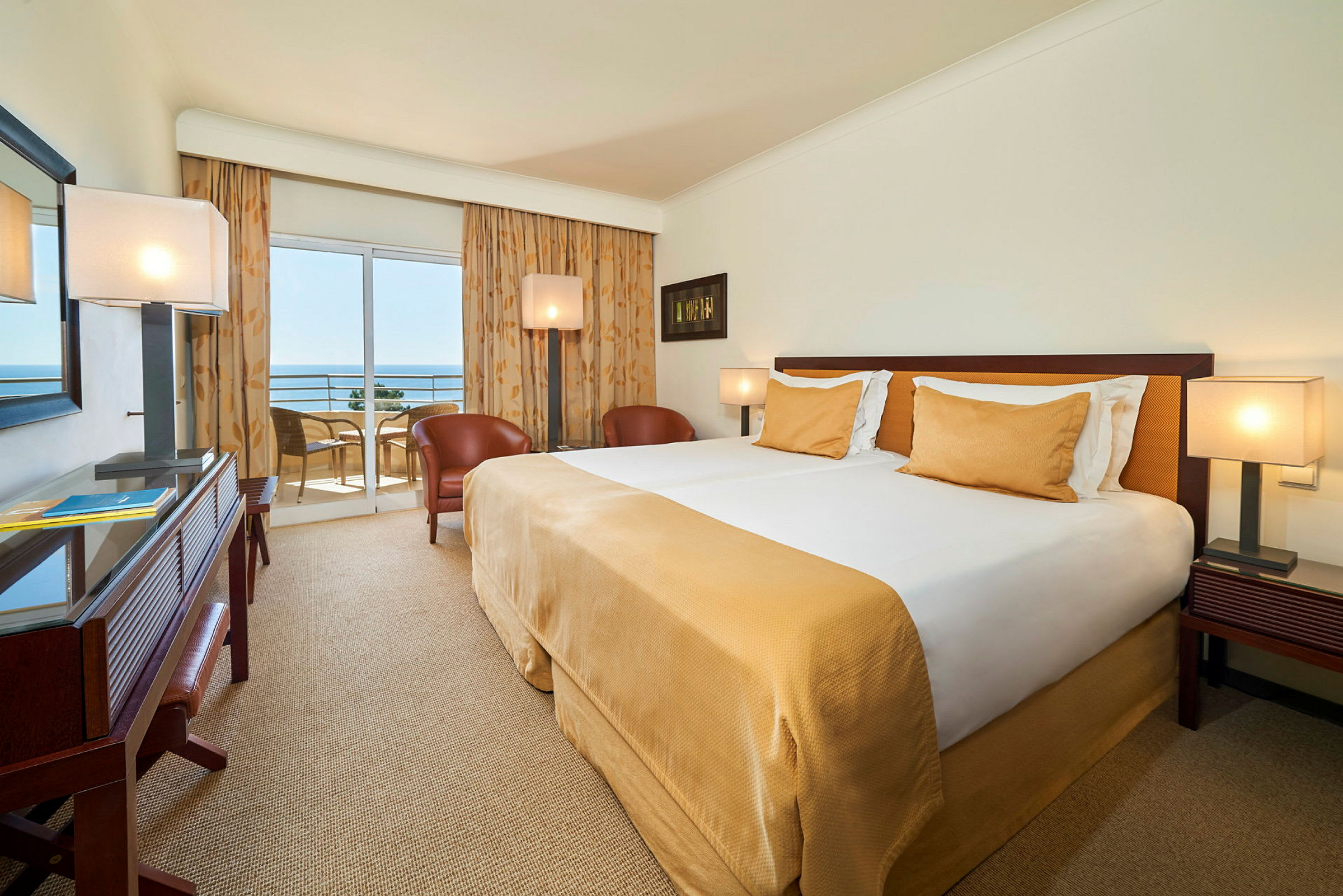 Hotellrum med stor säng och balkongutsikt. (AI-genererad text)