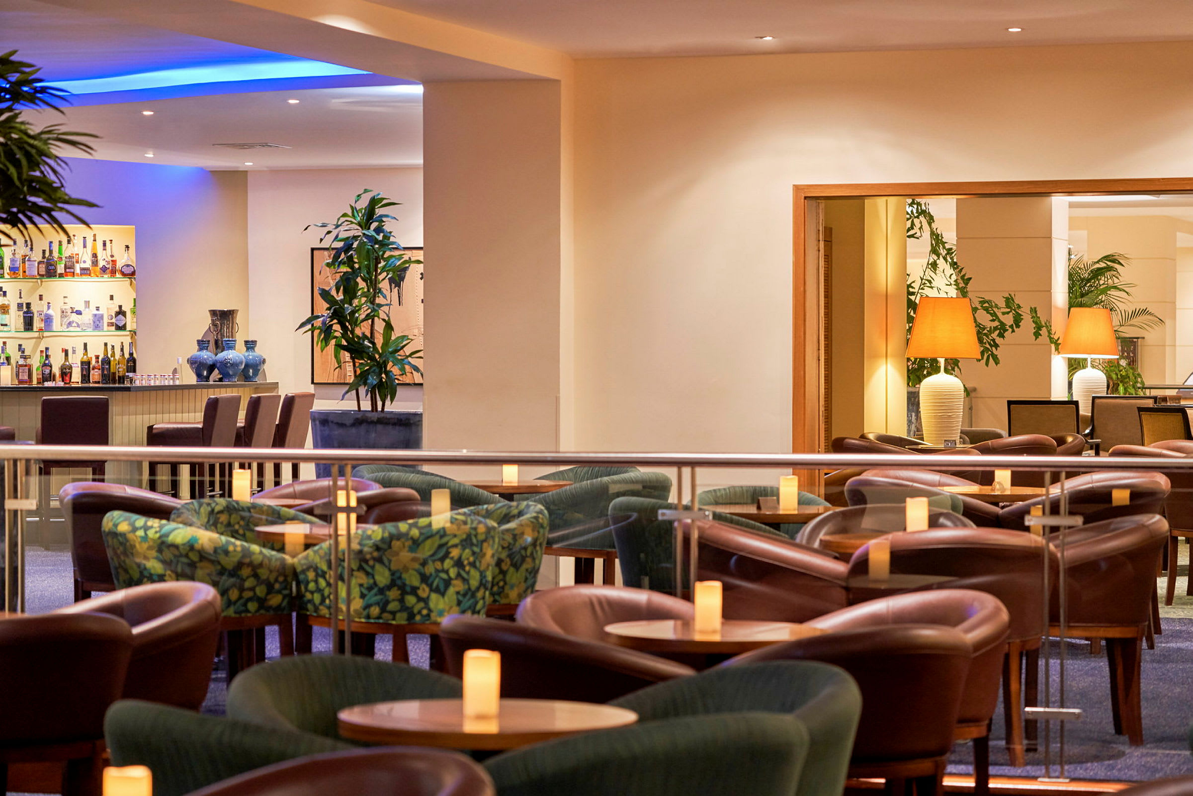 Interiör av en hotellbar med sittgrupper och bord. (AI-genererad text)