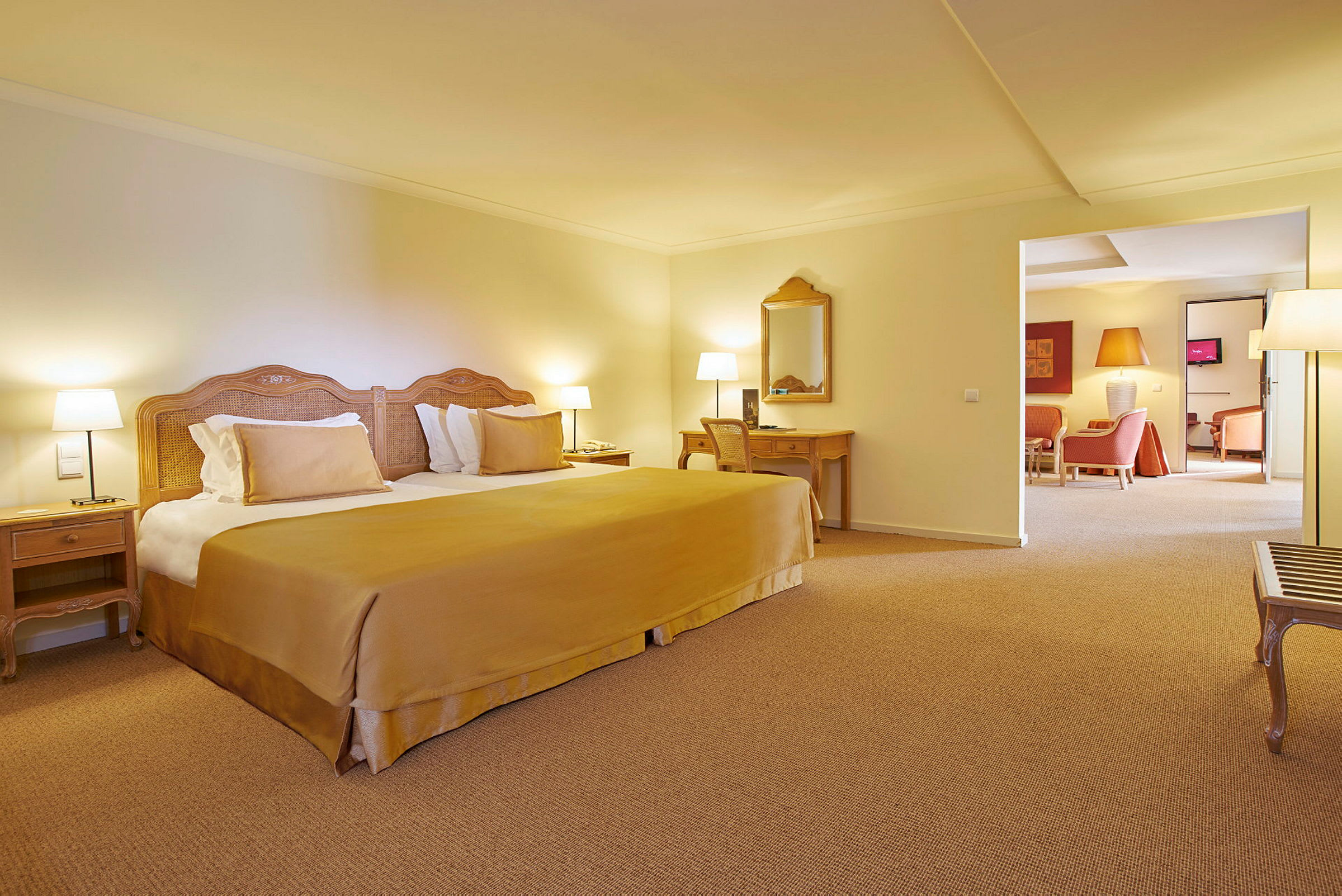 Ett hotellrum med en dubbelsäng och möbler i trä. (AI-genererad text)