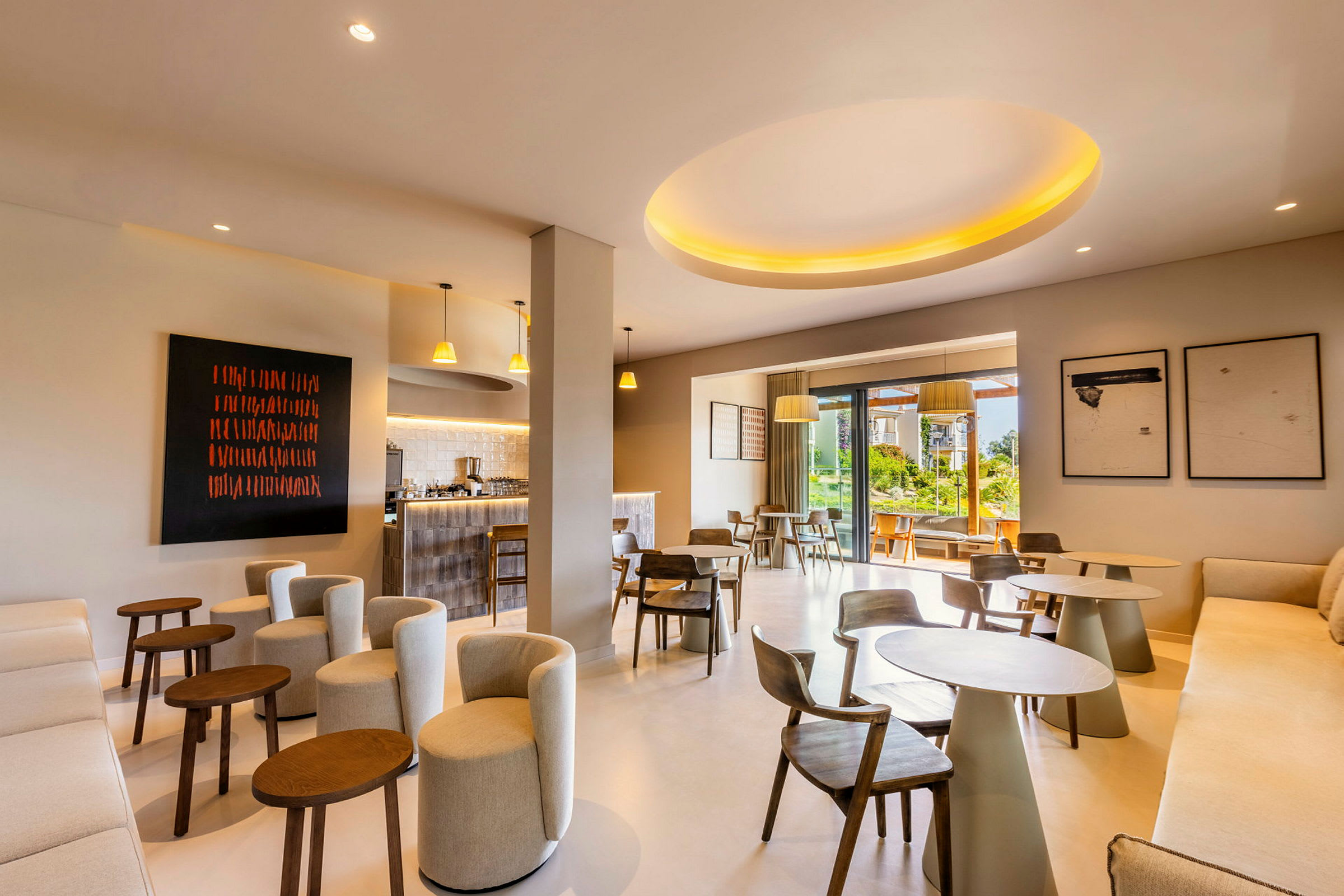 En hotellrestaurang med moderna möbler och konst på väggarna. Uteplats i bakgrunden. (AI-genererad text)