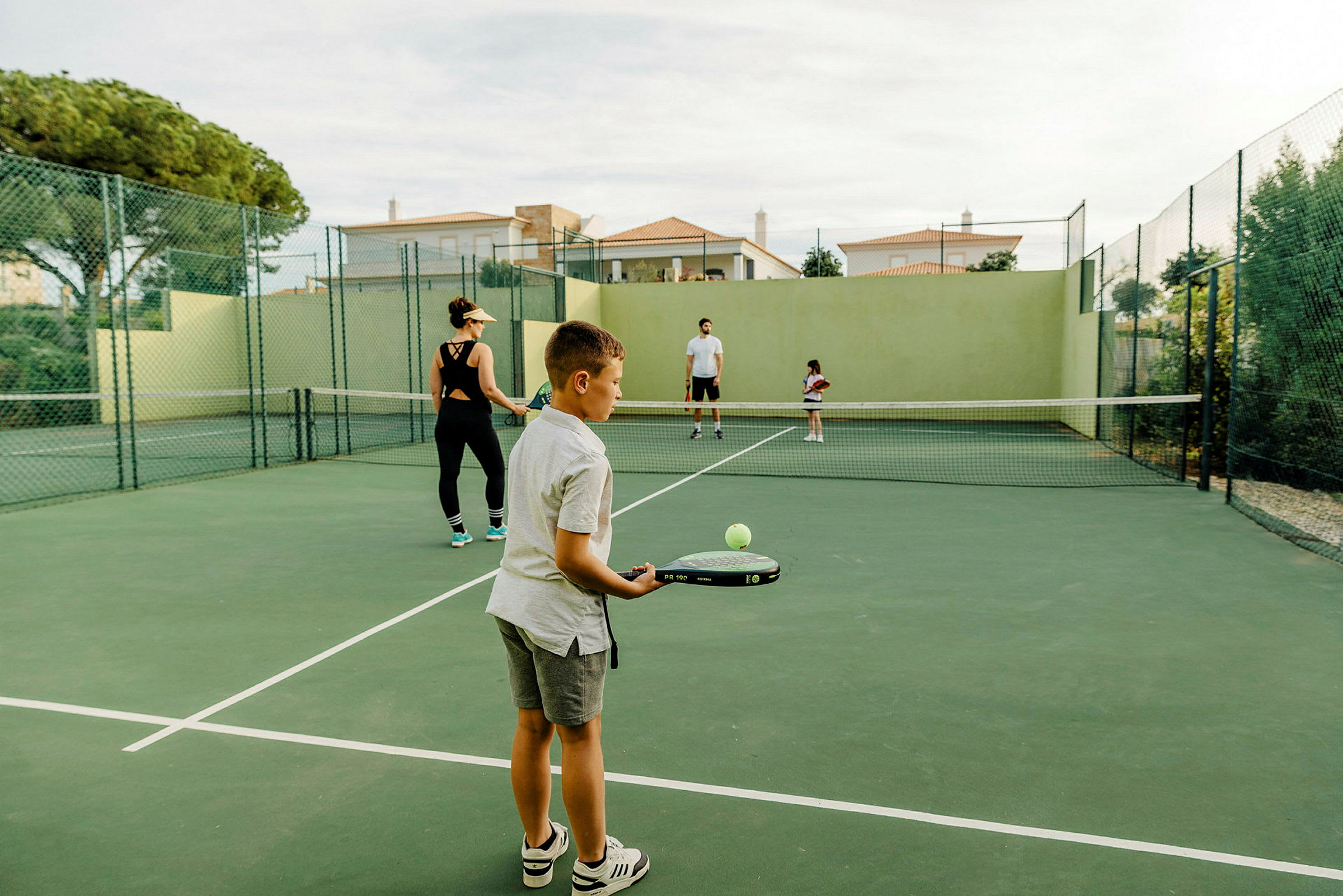 En tennisbana med människor som spelar tennis. (AI-genererad text)