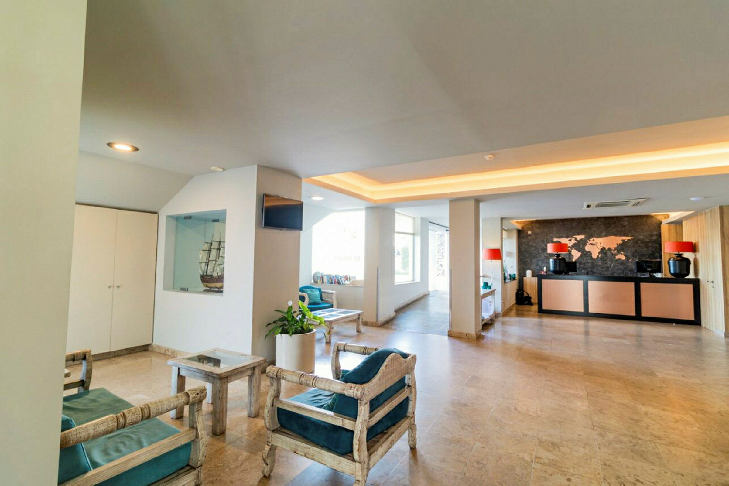 Receptionen och lobbyn på ett hotell med sittplatser och öppen inredning. (AI-genererad text)
