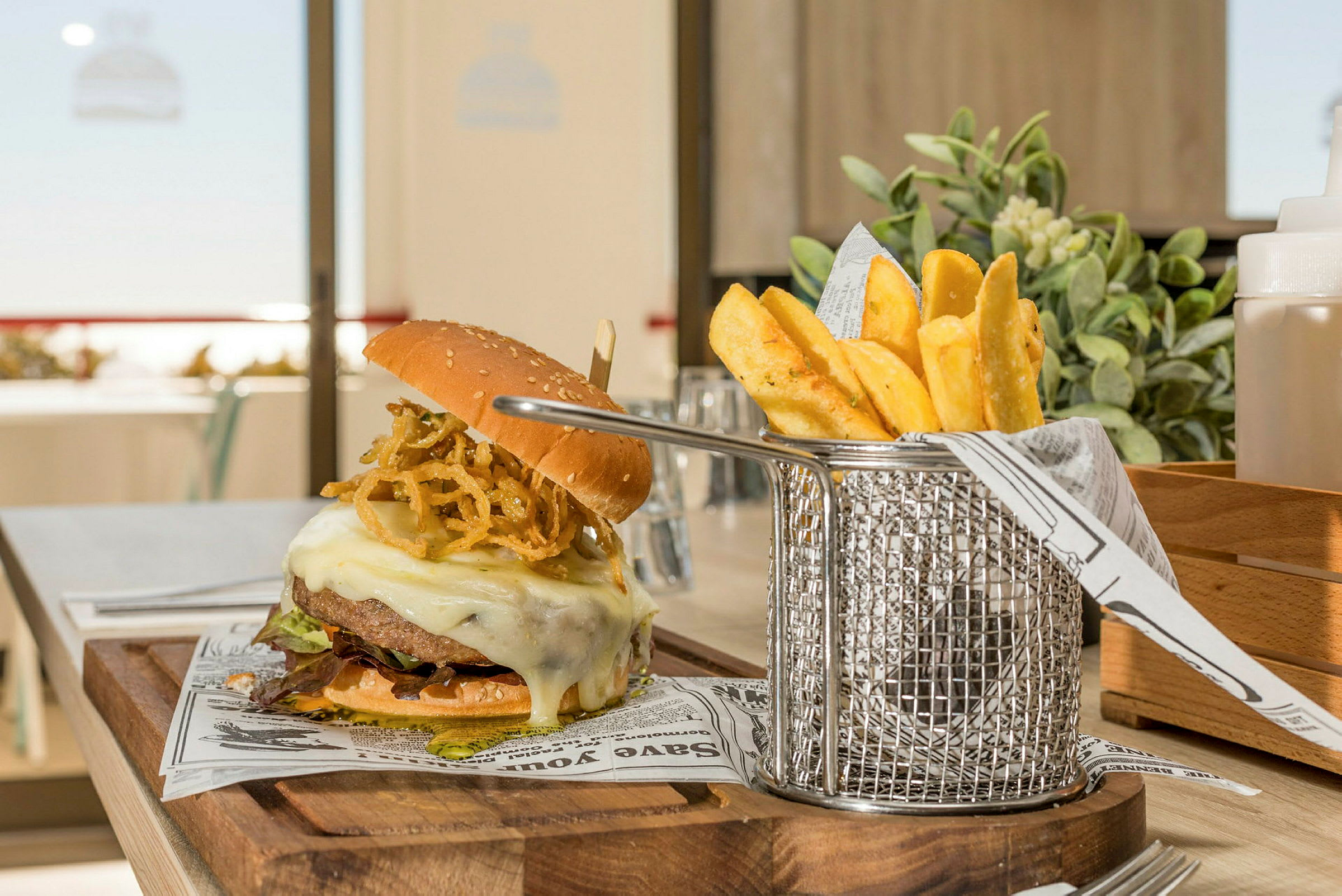 En hamburgare med ost och pommes frites serveras. (AI-genererad text)
