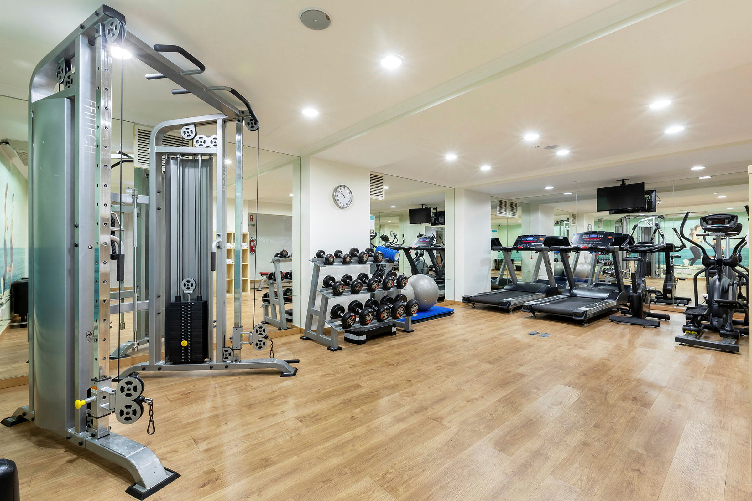 Gym med träningsmaskiner och vikter. (AI-genererad text)