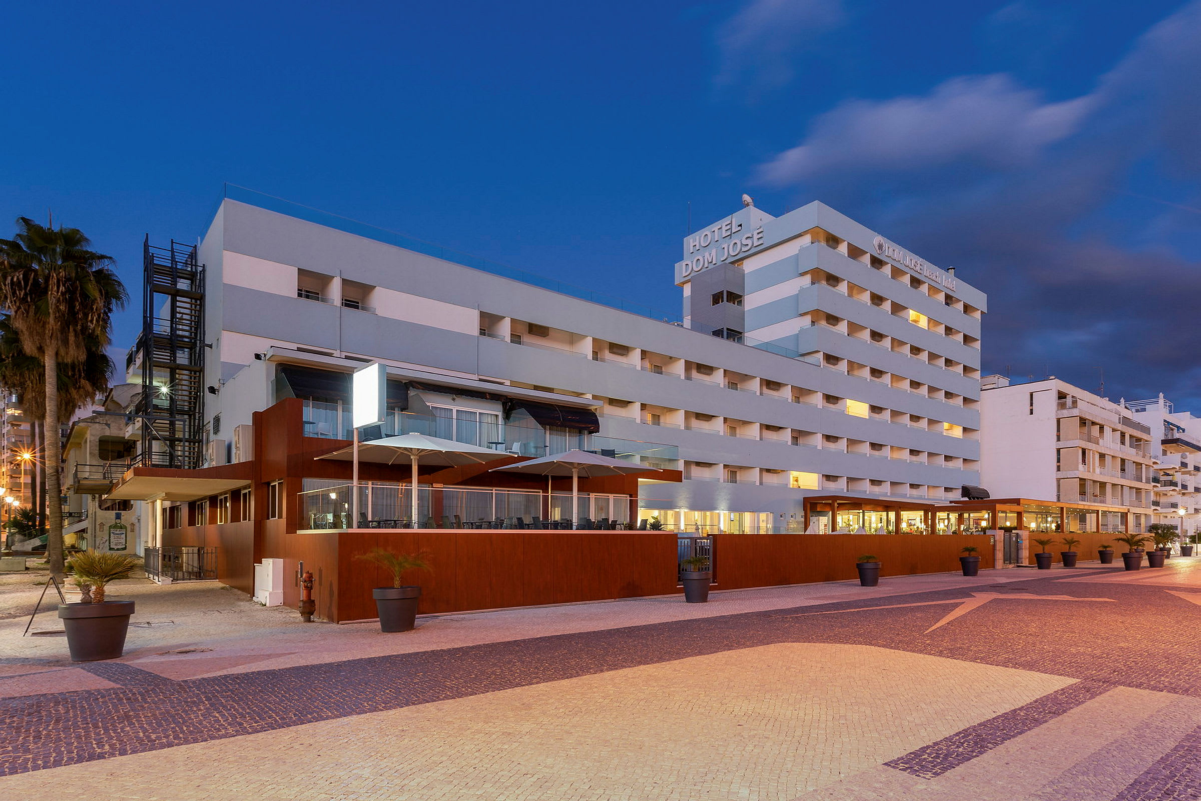 Byggnaden är ett hotell med fler våningar och en modern fasad. (AI-genererad text)