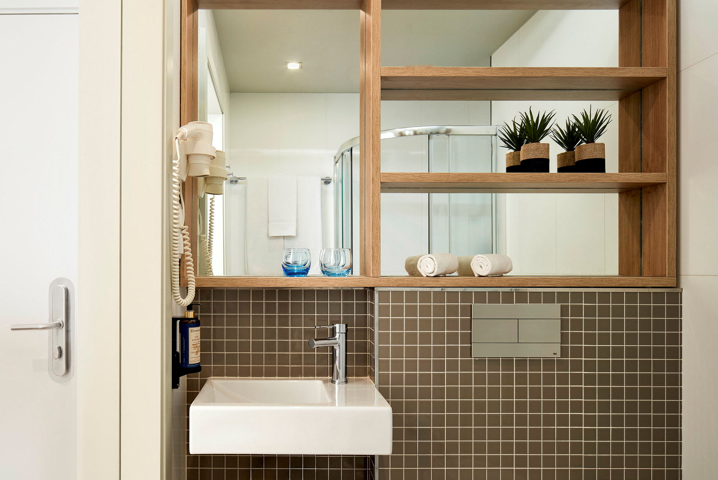 Modernt badrum med stilren design, handfat och dusch. (AI-genererad text)