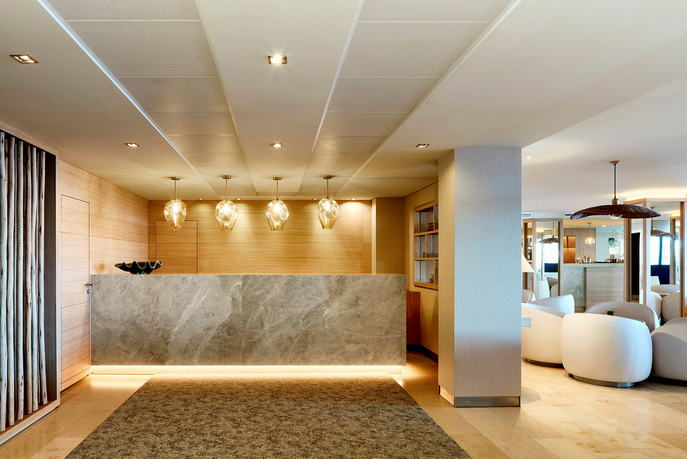Hotellreception med marmordisk och belysning. (AI-genererad text)