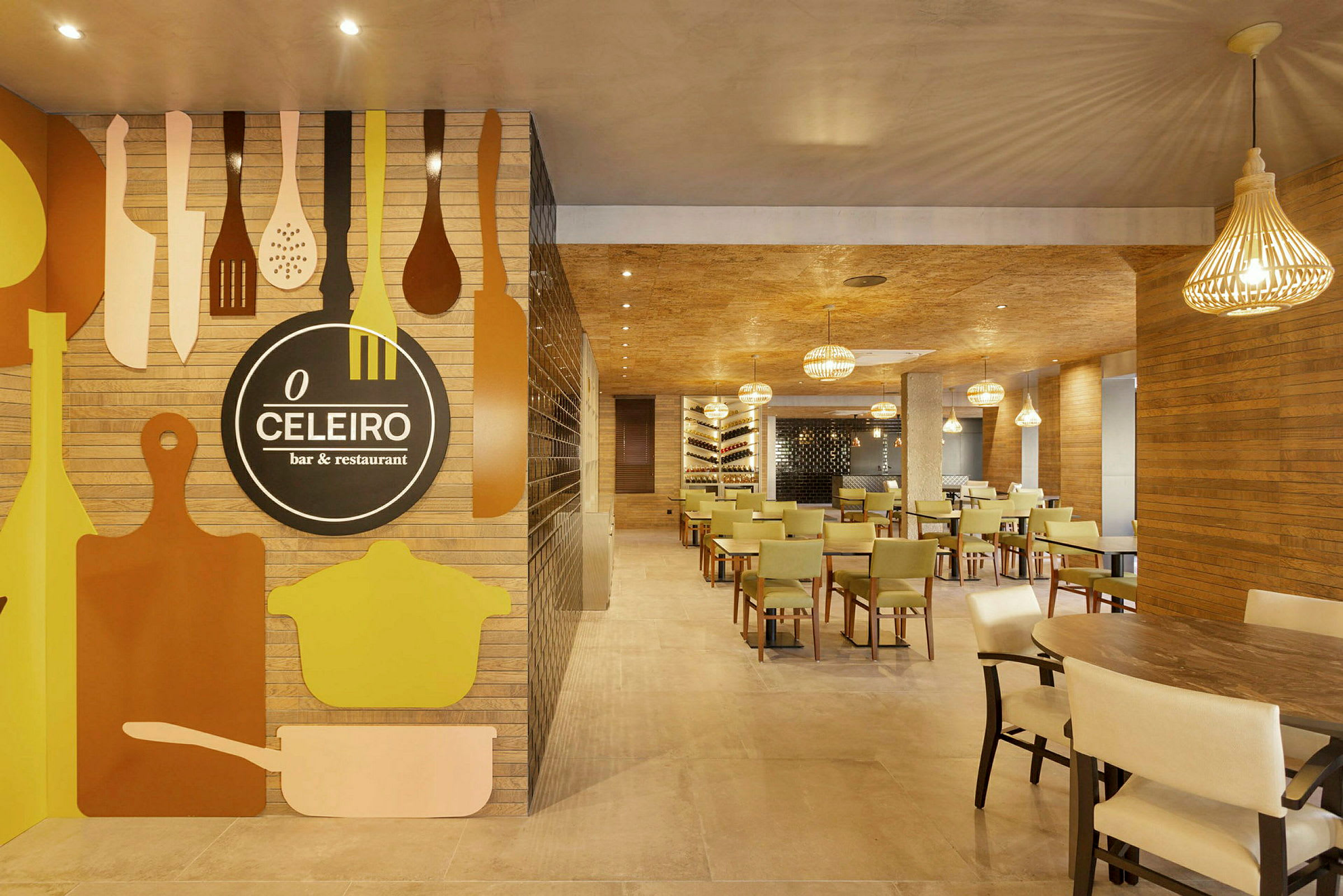 Restaurang med modern inredning, synliga trädetaljer och dekorativ belysning. (AI-genererad text)