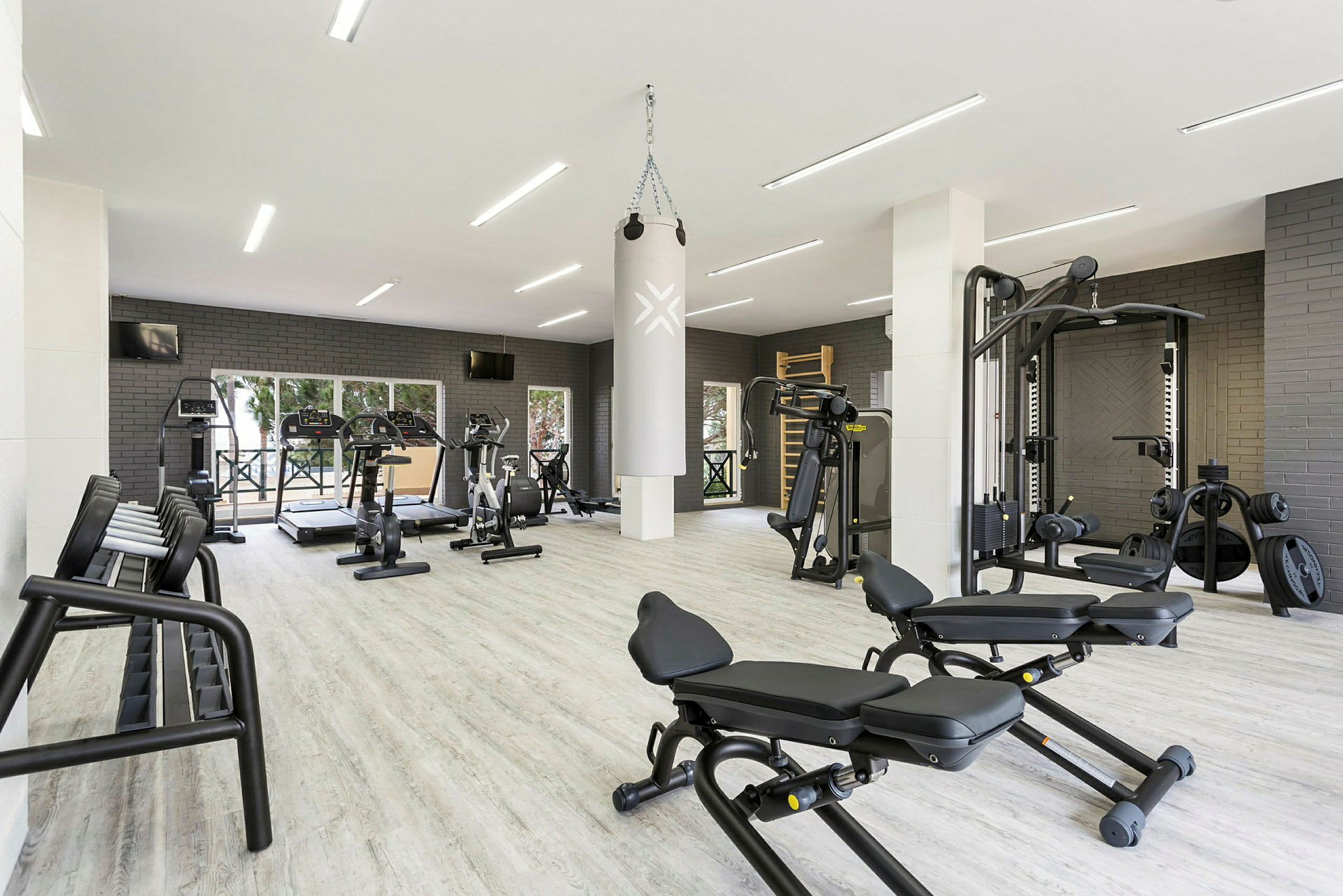 Ett gym med träningsmaskiner och utrustning. (AI-genererad text)