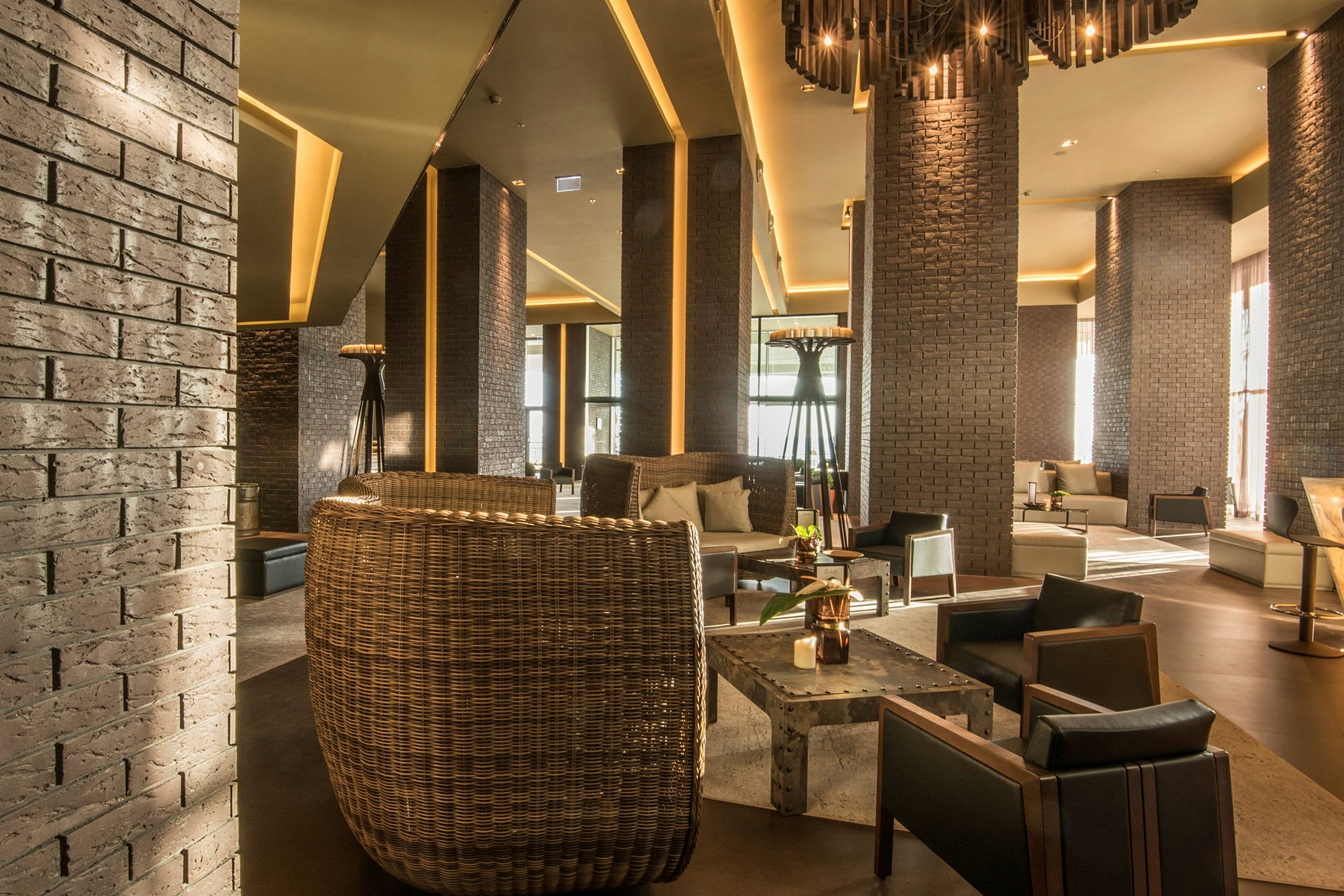 Ett modernt inrett hotellobbyområde med sittmöbler och dekorativa lampor. (AI-genererad text)