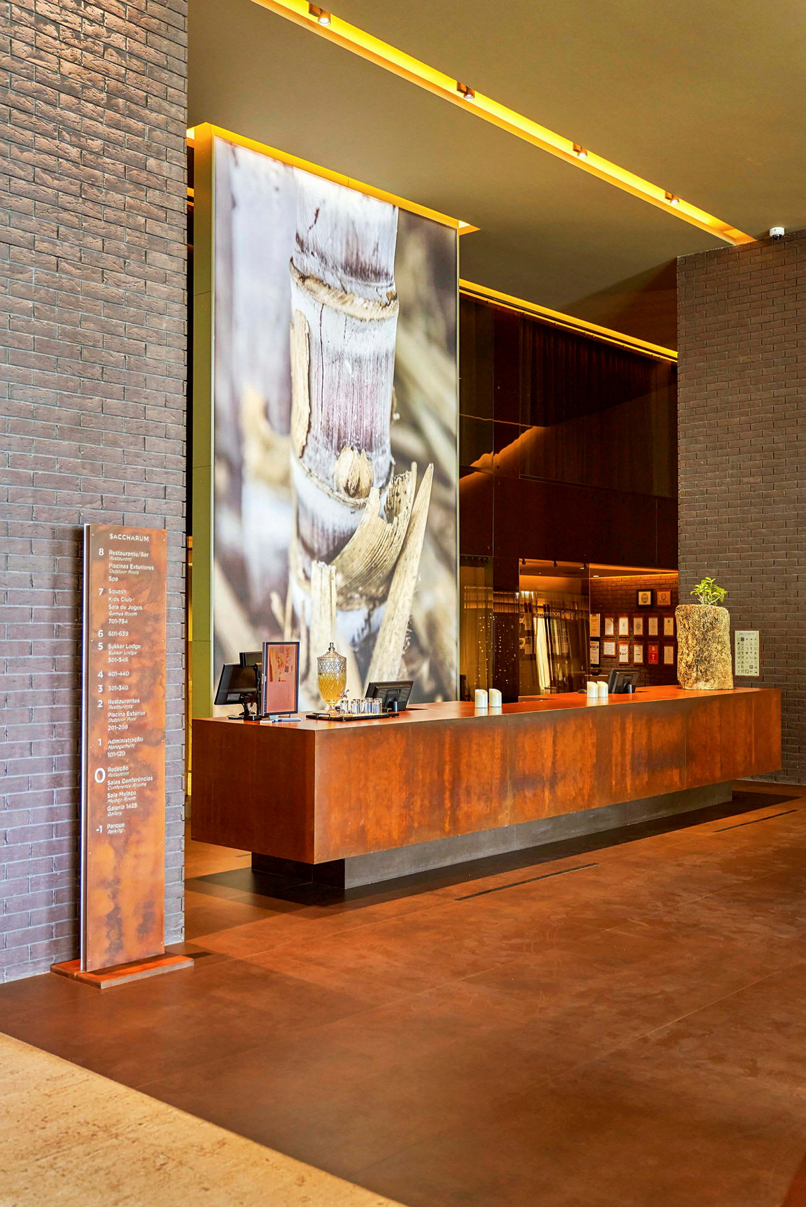 Hotellreception med modern inredning, stor dekoration i form av växtmotiv. (AI-genererad text)