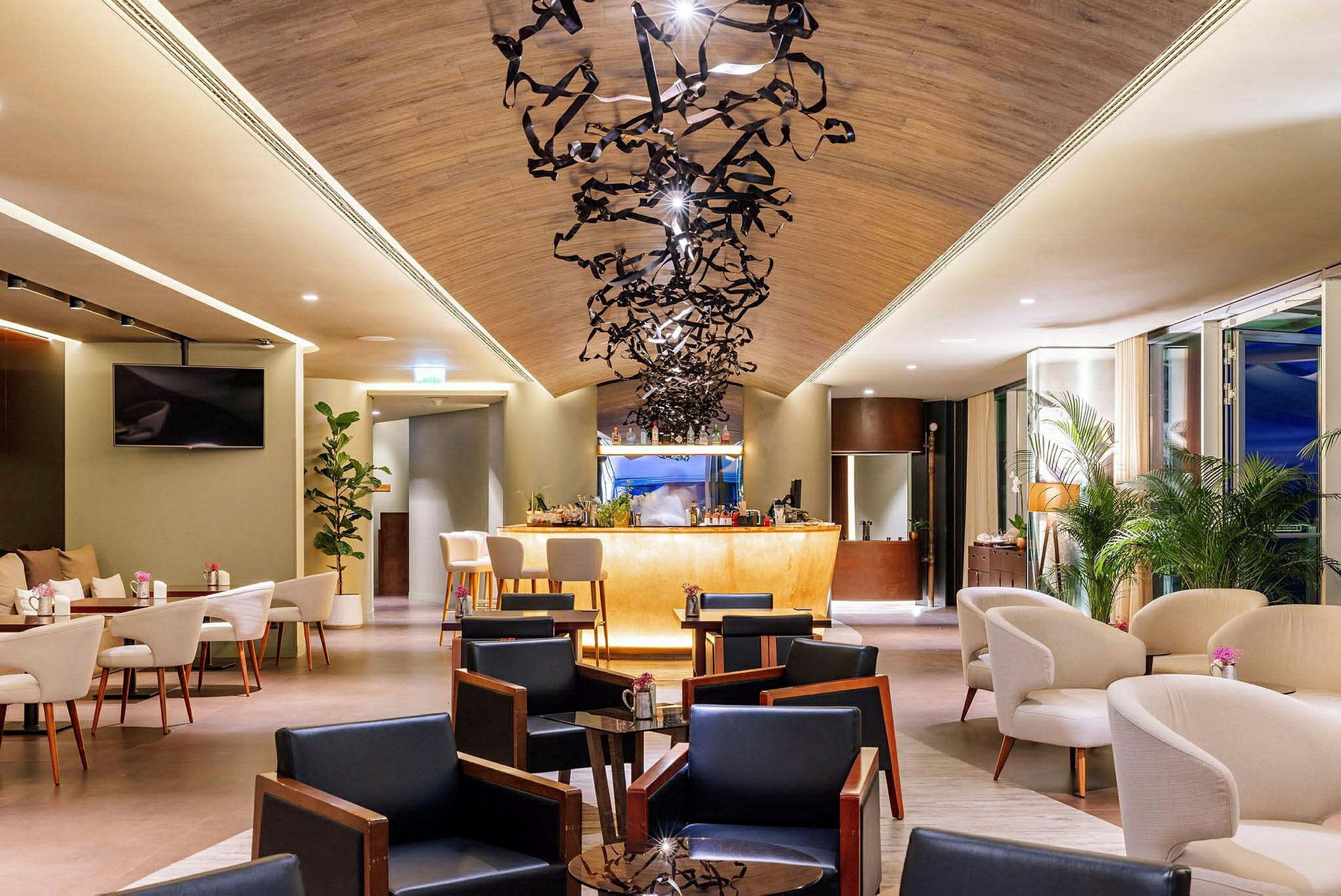 Interiör av en modern lounge med sittplatser och en bar. (AI-genererad text)