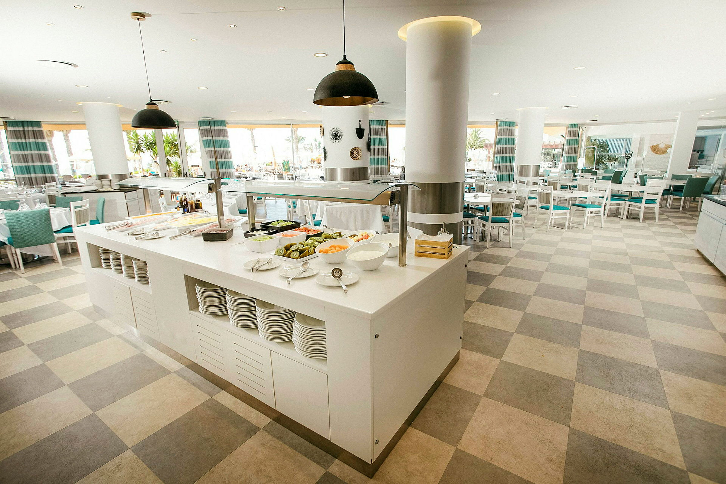 Bufféområde i en restaurang med matutbud på en central disk. (AI-genererad text)