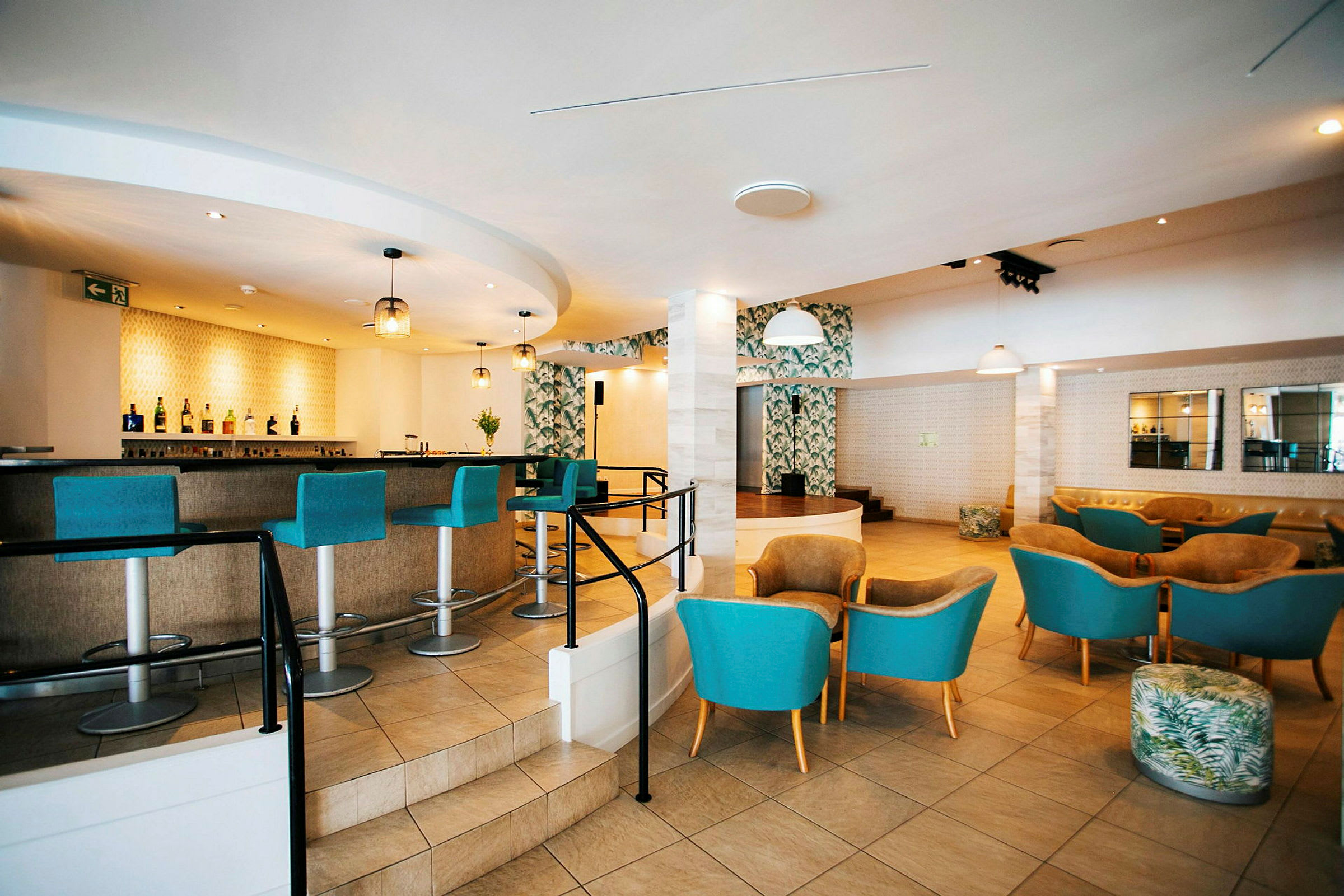 Interiör av en hotellbar med blåa stolar och moderna möbler. (AI-genererad text)