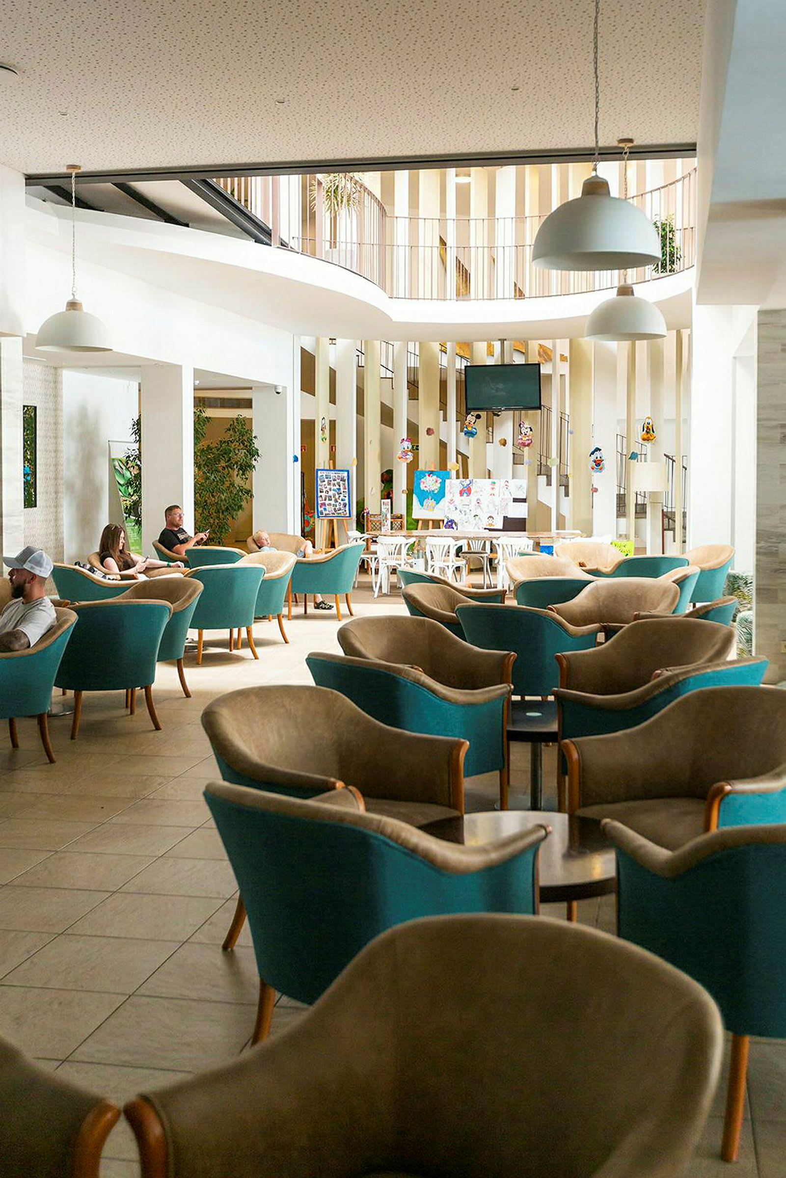 Hotellobby med sittplatser, bord och dekorationer. (AI-genererad text)