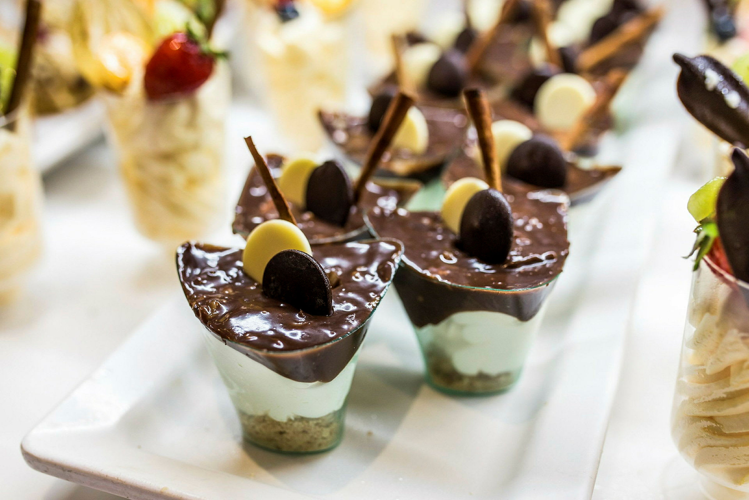 Små dessertglas med chokladmousse och dekorationer. (AI-genererad text)