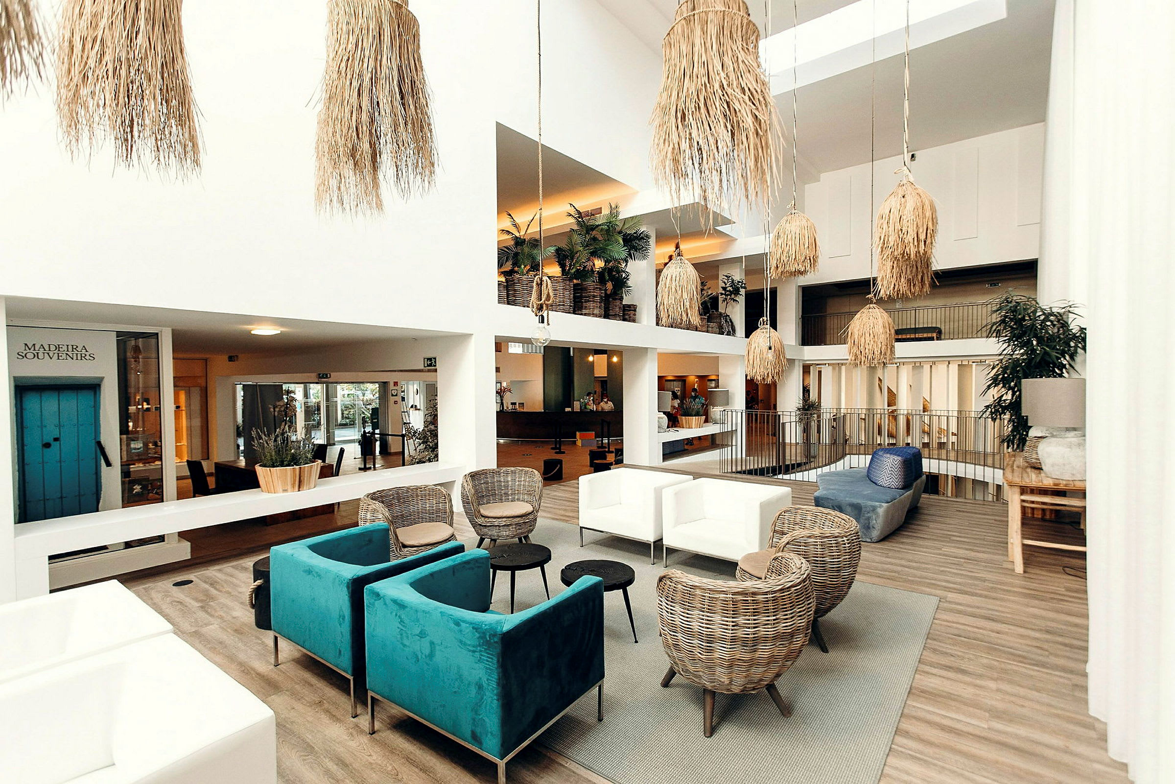 Ett hotelllobby med stolar, soffor och dekorativa lampor i trädetaljer. (AI-genererad text)