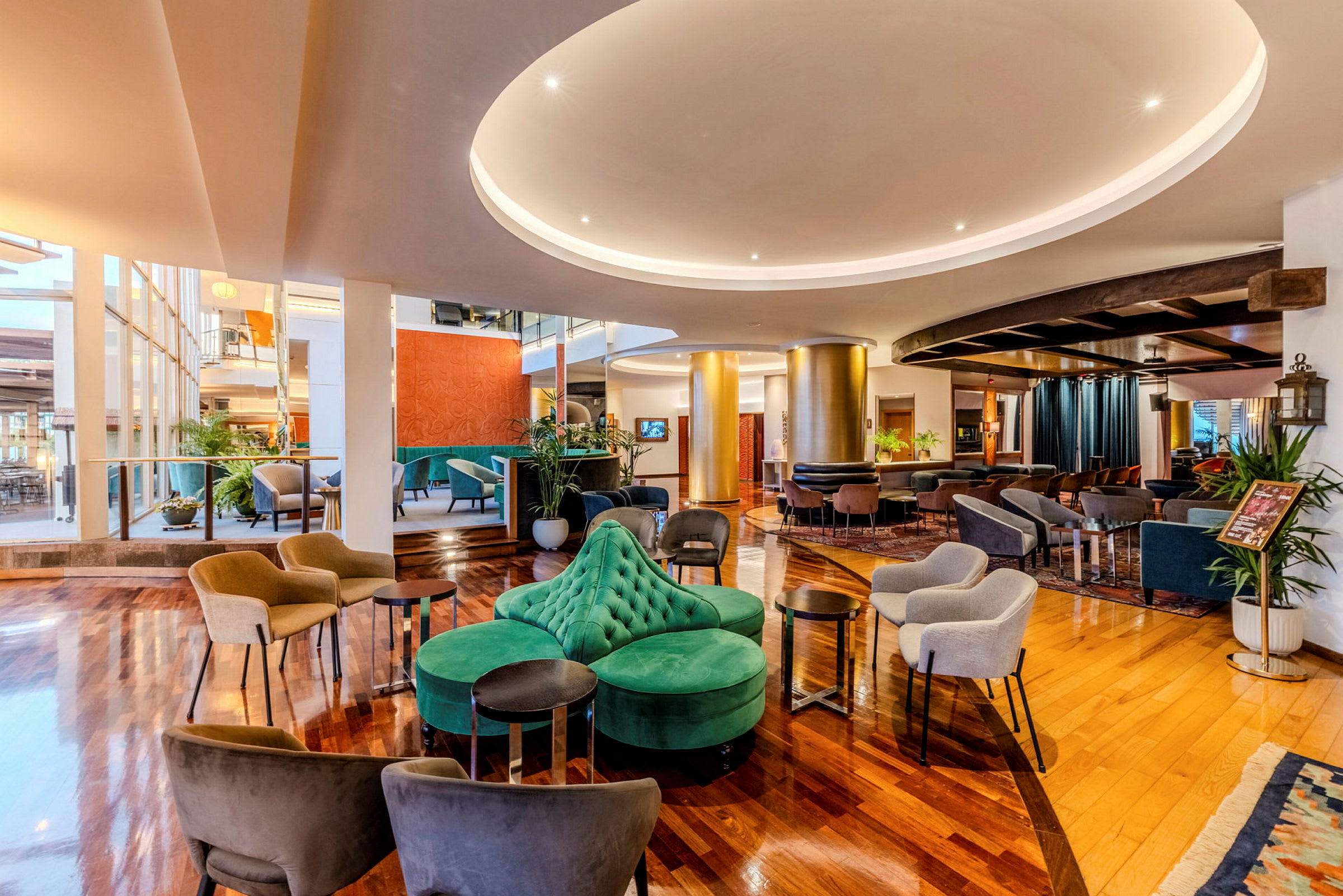En rymlig och elegant lounge med sittmöbler, belysning och trädetaljer. (AI-genererad text)