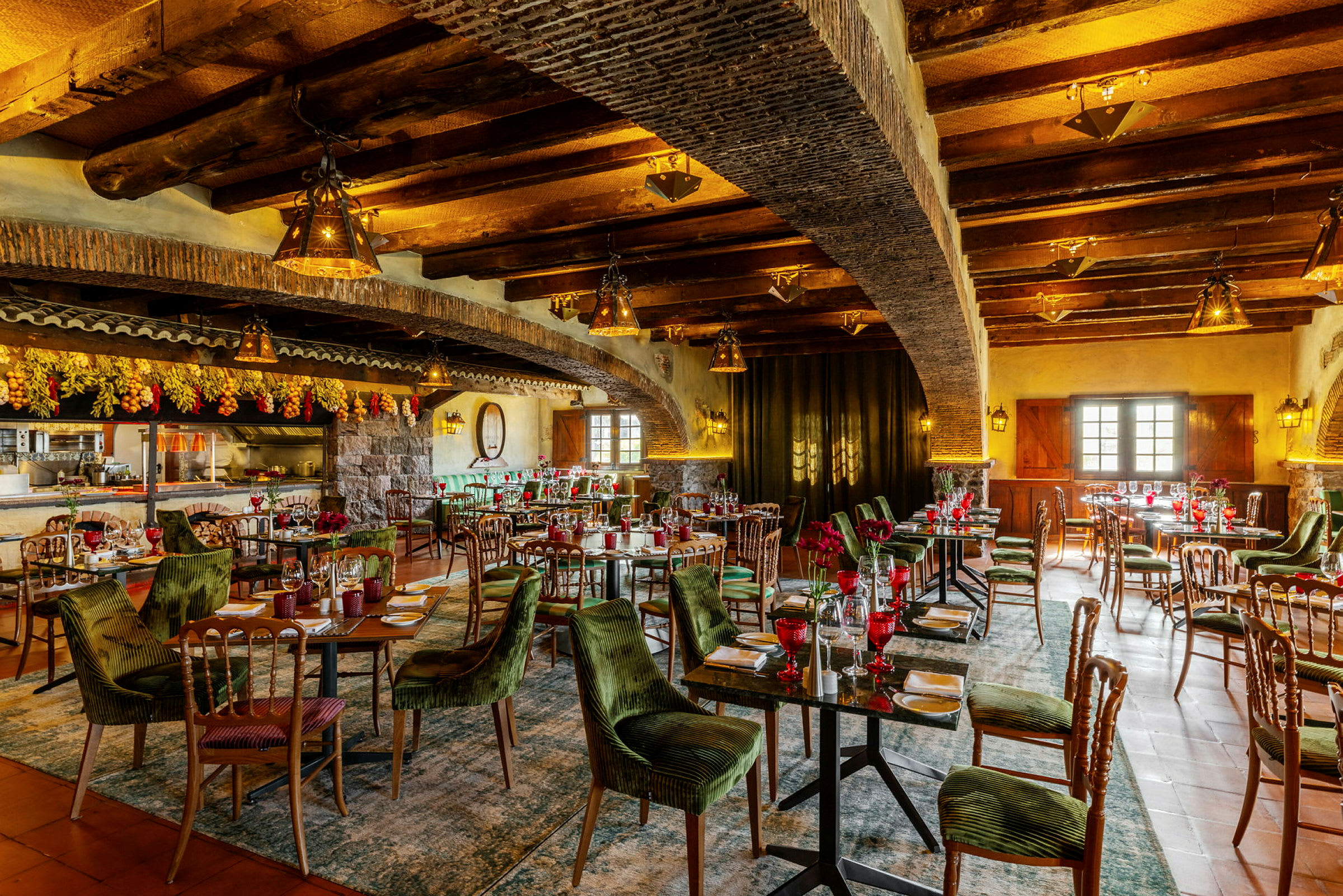 En rymlig och charmig restaurang med träbjälkar i taket och en rustika inredningsstil. (AI-genererad text)