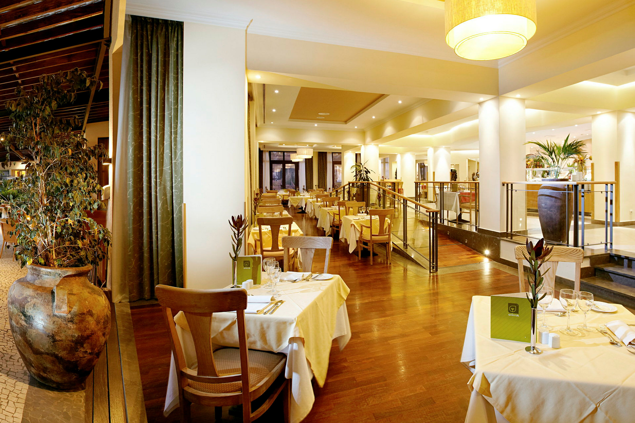 Elegant restaurang med dukade bord och trästolar. (AI-genererad text)