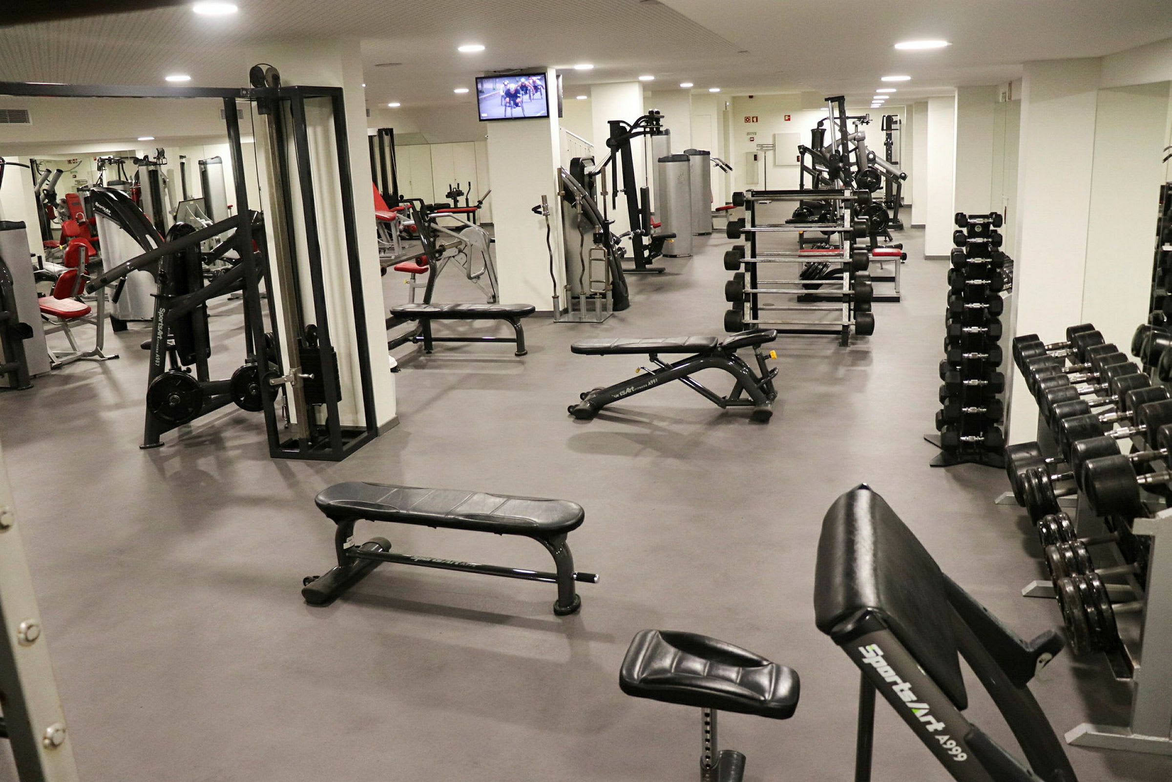 Ett gym med träningsutrustning och vikter. (AI-genererad text)