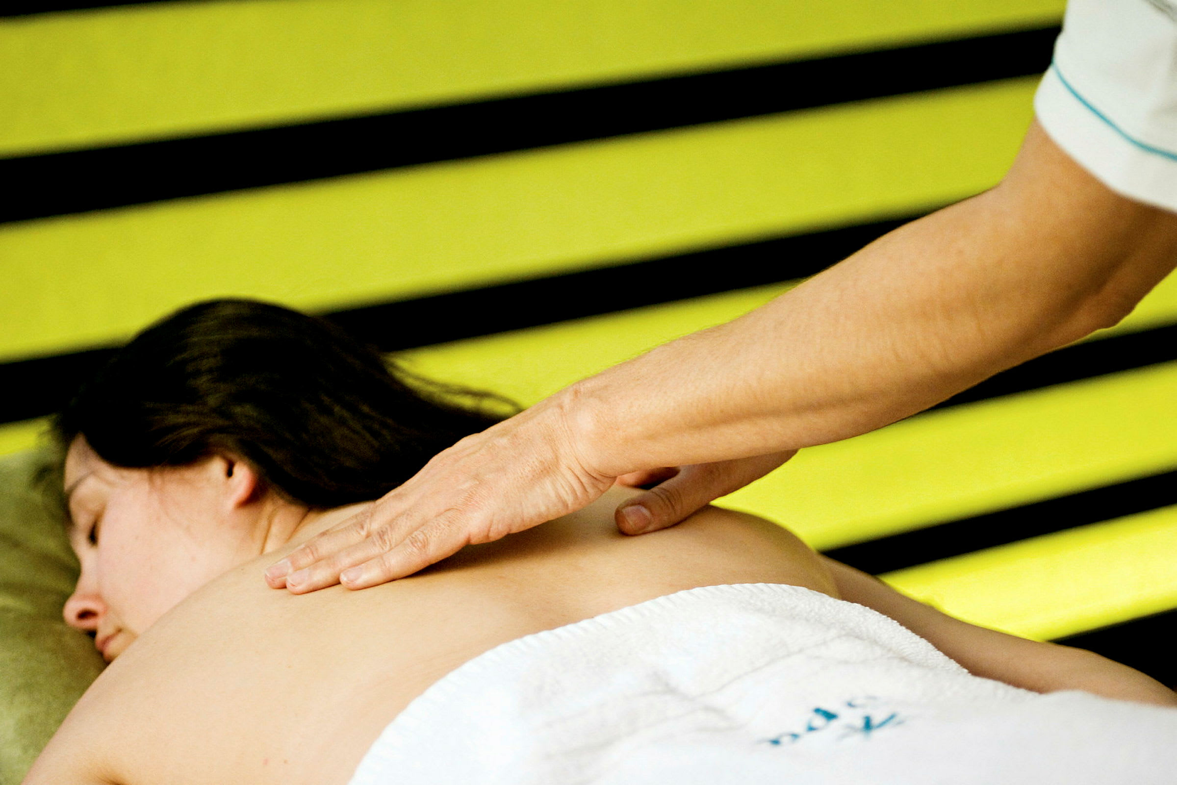 Person får ryggmassage. (AI-genererad text)